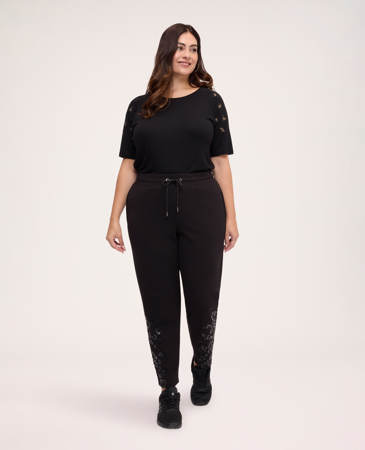 Camiseta de mujer con aplicaciones de animal print aplicaciones con estampado animal en las mangas - Fiorella Rubino - Negro Negro-3