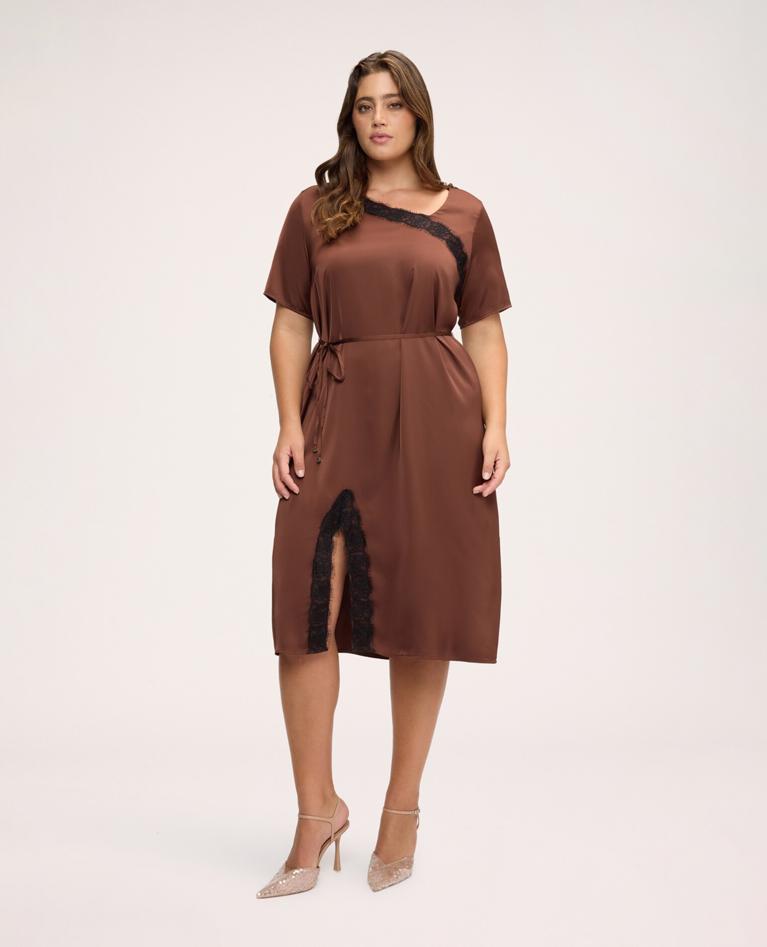 Vestido en satén con detalle de encaje mangas cortas cuello asimétrico - Fiorella Rubino - Marrón Marrón-3