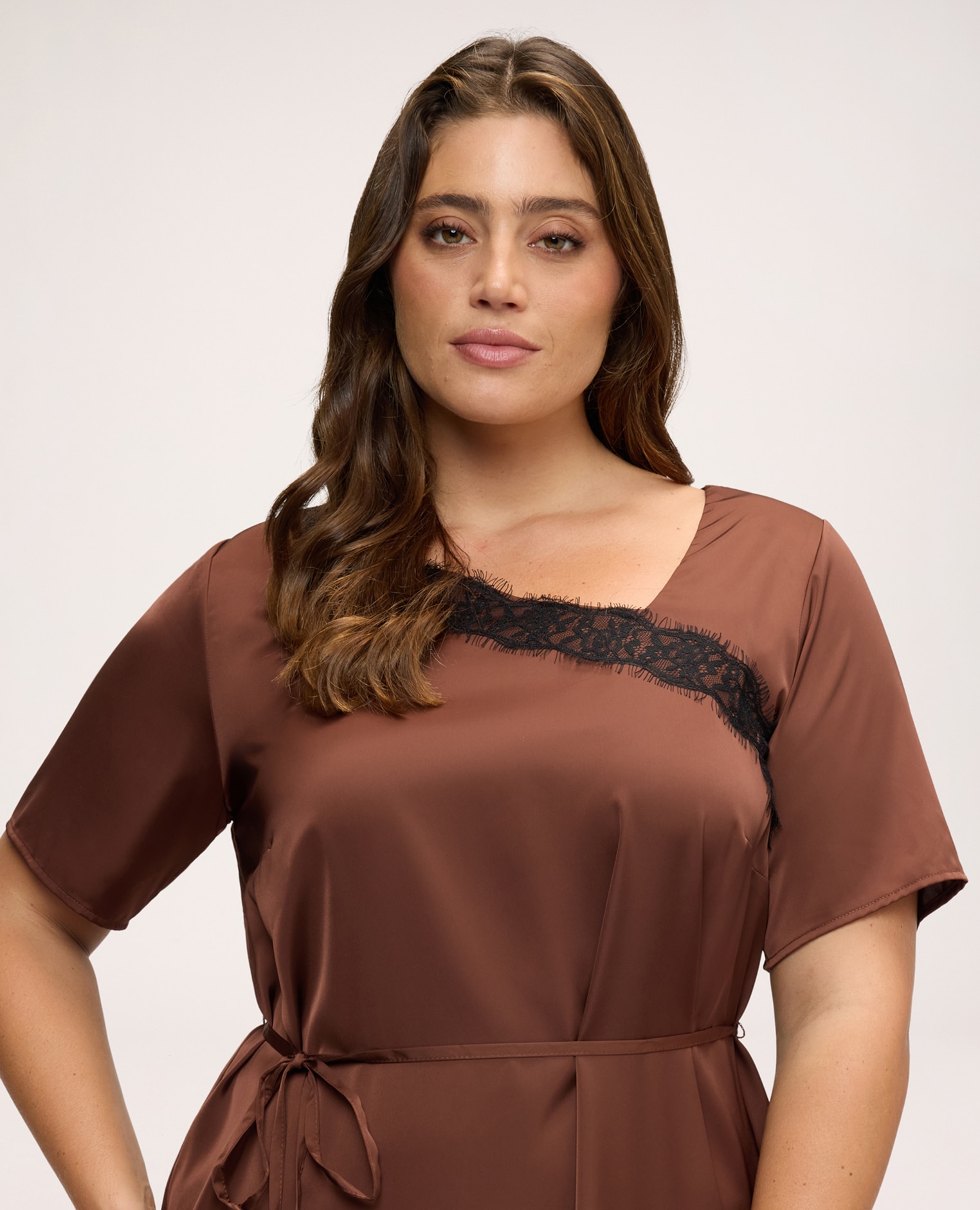 Vestido en satén con detalle de encaje mangas cortas cuello asimétrico - Fiorella Rubino - Marrón Marrón-4