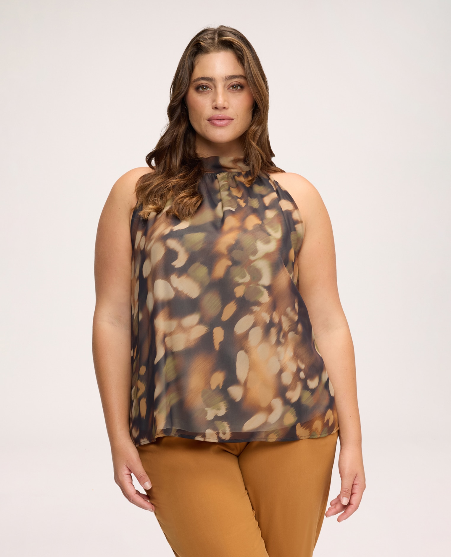 Blusa de mujer con estampado all over y cuello coreano línea amplia con drapeado suave tejido bimaterial - Fiorella Rubino - Marrón Marrón-1