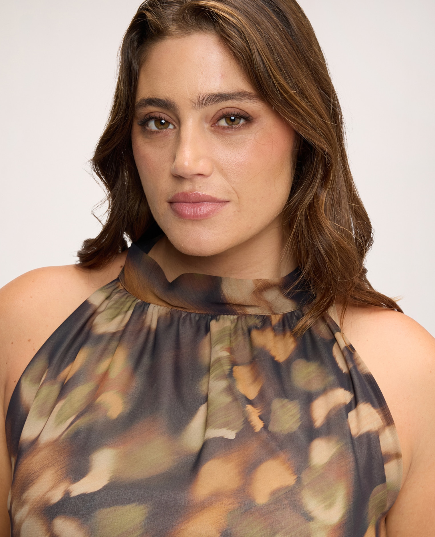 Blusa de mujer con estampado all over y cuello coreano línea amplia con drapeado suave tejido bimaterial - Fiorella Rubino - Marrón Marrón-4