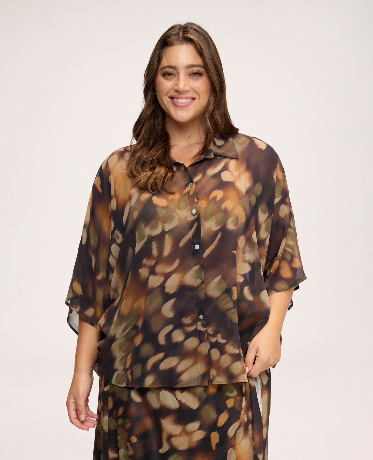 Blusa de mujer kimono con estampado en georgette cierre con botones tejido ligero y fluido - Fiorella Rubino - Marrón Marrón-1