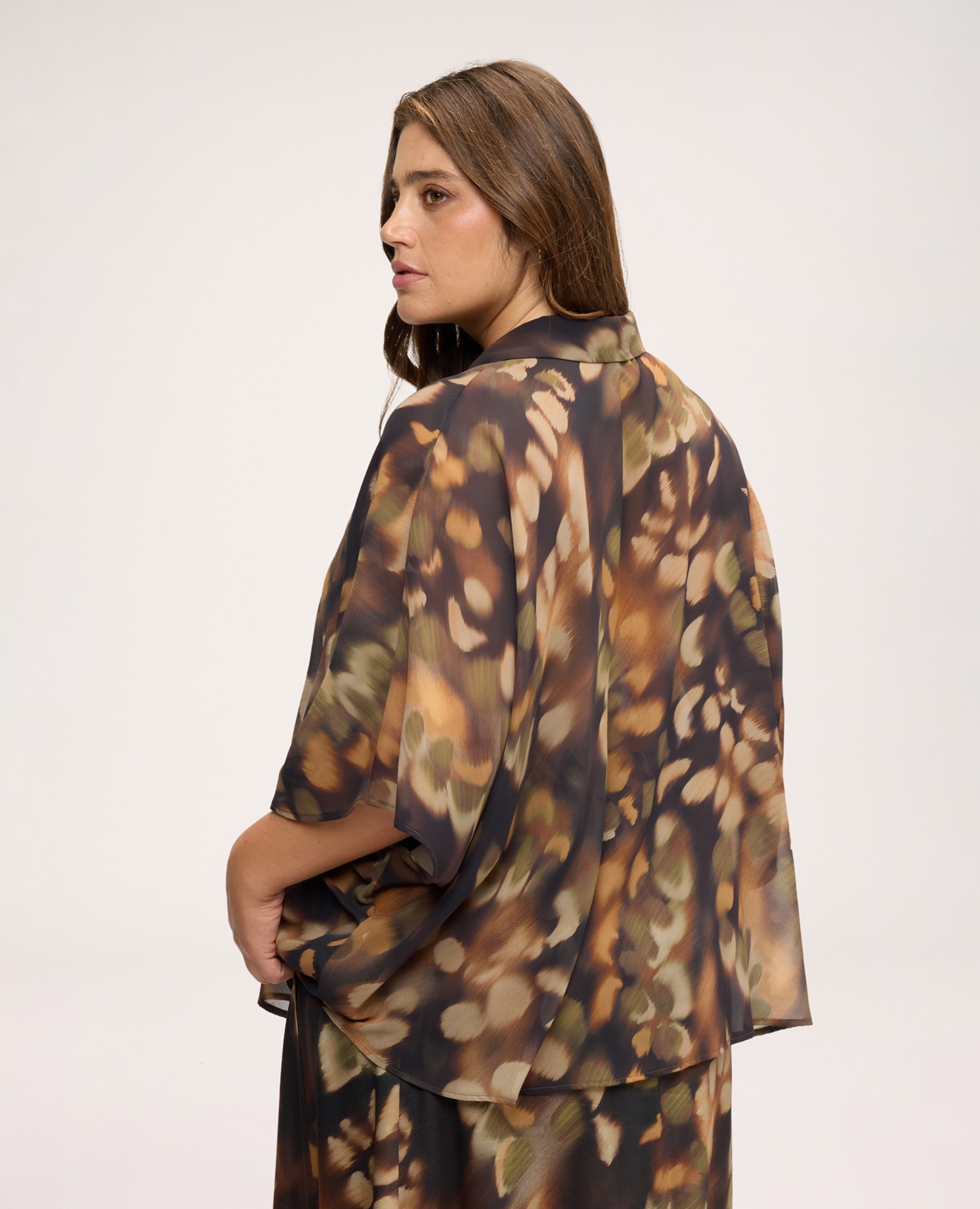 Blusa de mujer kimono con estampado en georgette cierre con botones tejido ligero y fluido - Fiorella Rubino - Marrón Marrón-2
