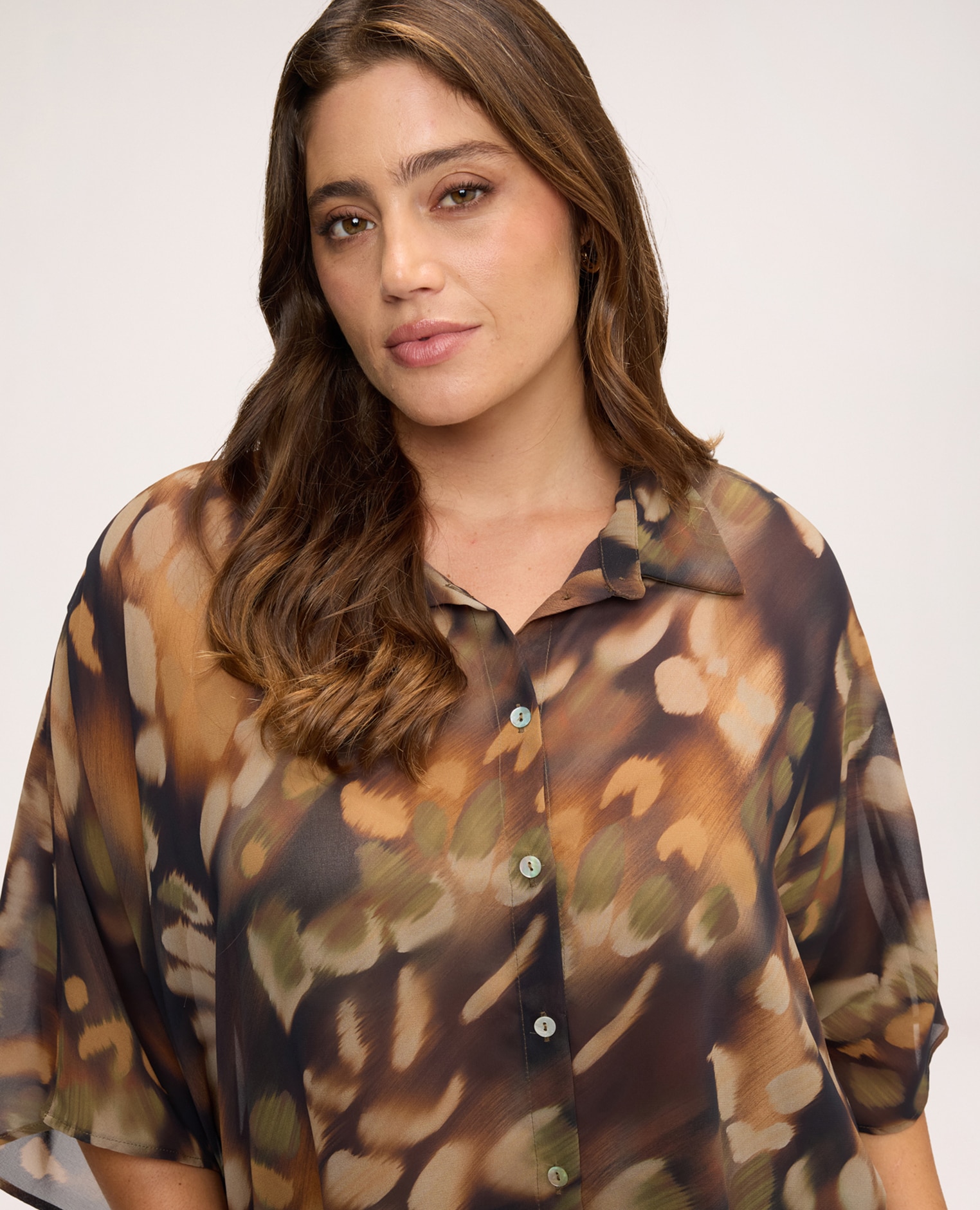 Blusa de mujer kimono con estampado en georgette cierre con botones tejido ligero y fluido - Fiorella Rubino - Marrón Marrón-4