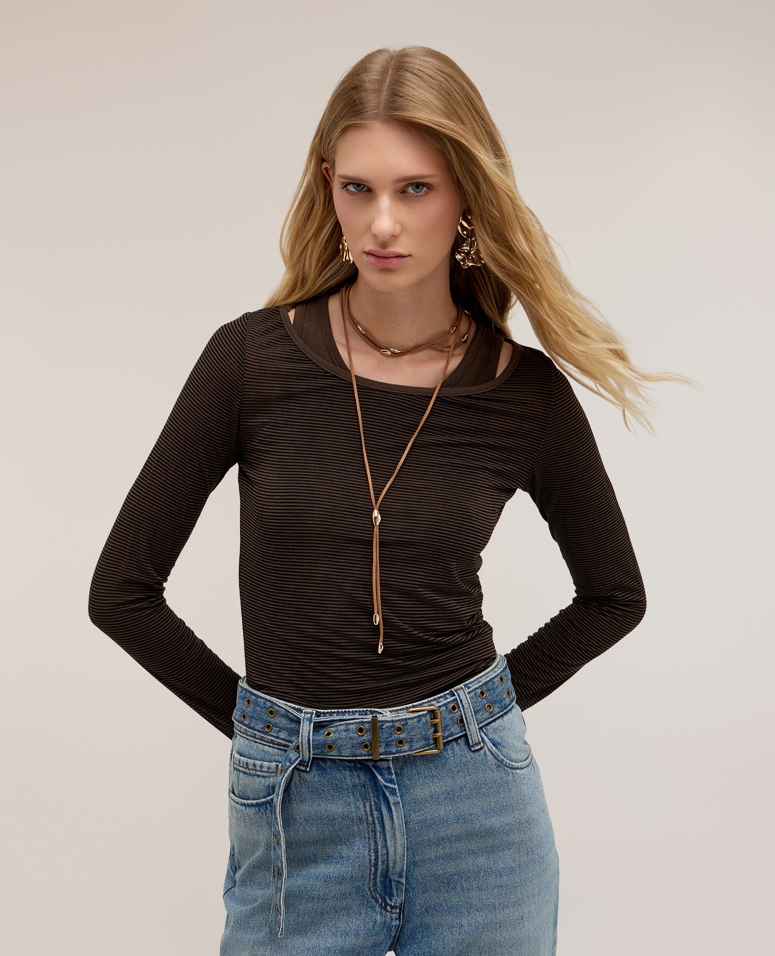 Imagen 0 de Camiseta de mujer de rayas con top interior ajuste fitted efecto combo con top interior Marrón