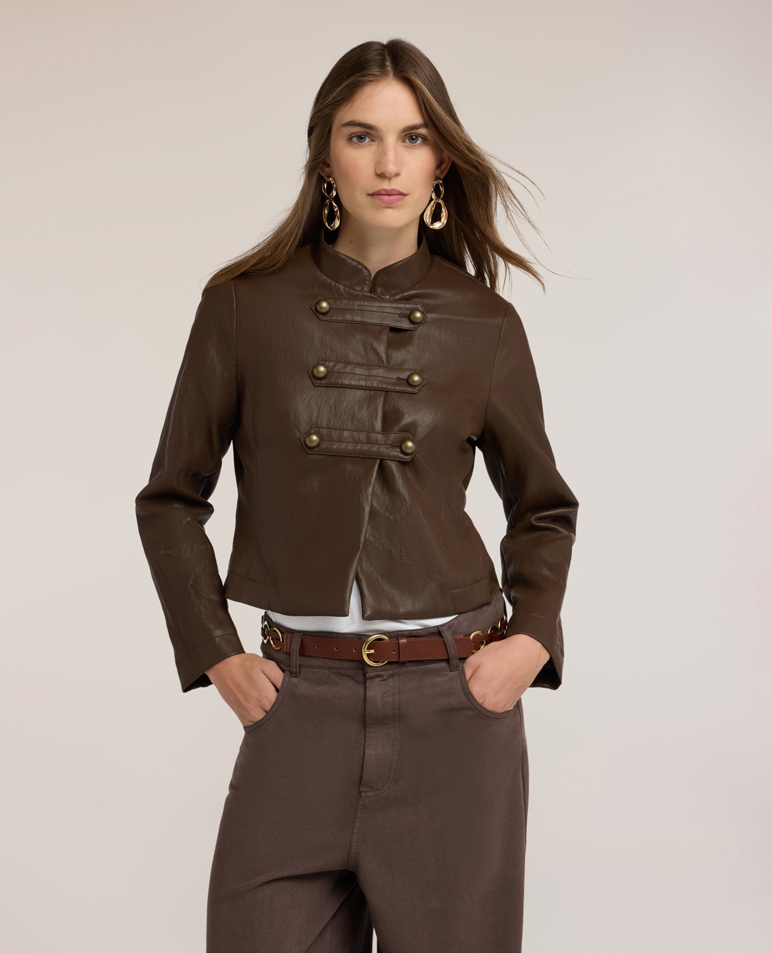 Imagen 0 de Chaqueta de mujer militar con botones metálicos corte corto corte regular Marrón