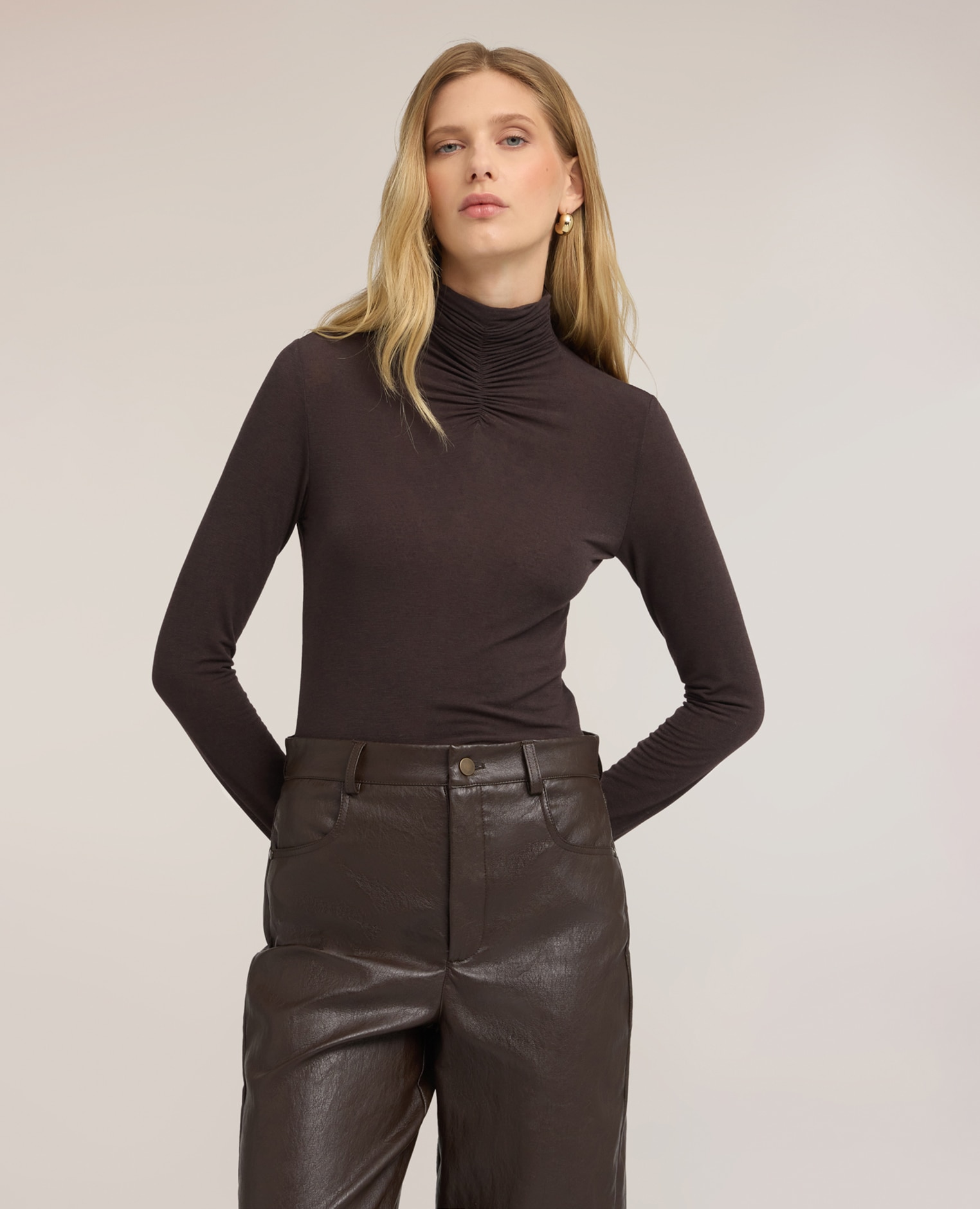 Camiseta de mujer de cuello alto de mezcla de cachemira ajuste entallado - Motivi - Marrón Marrón-1