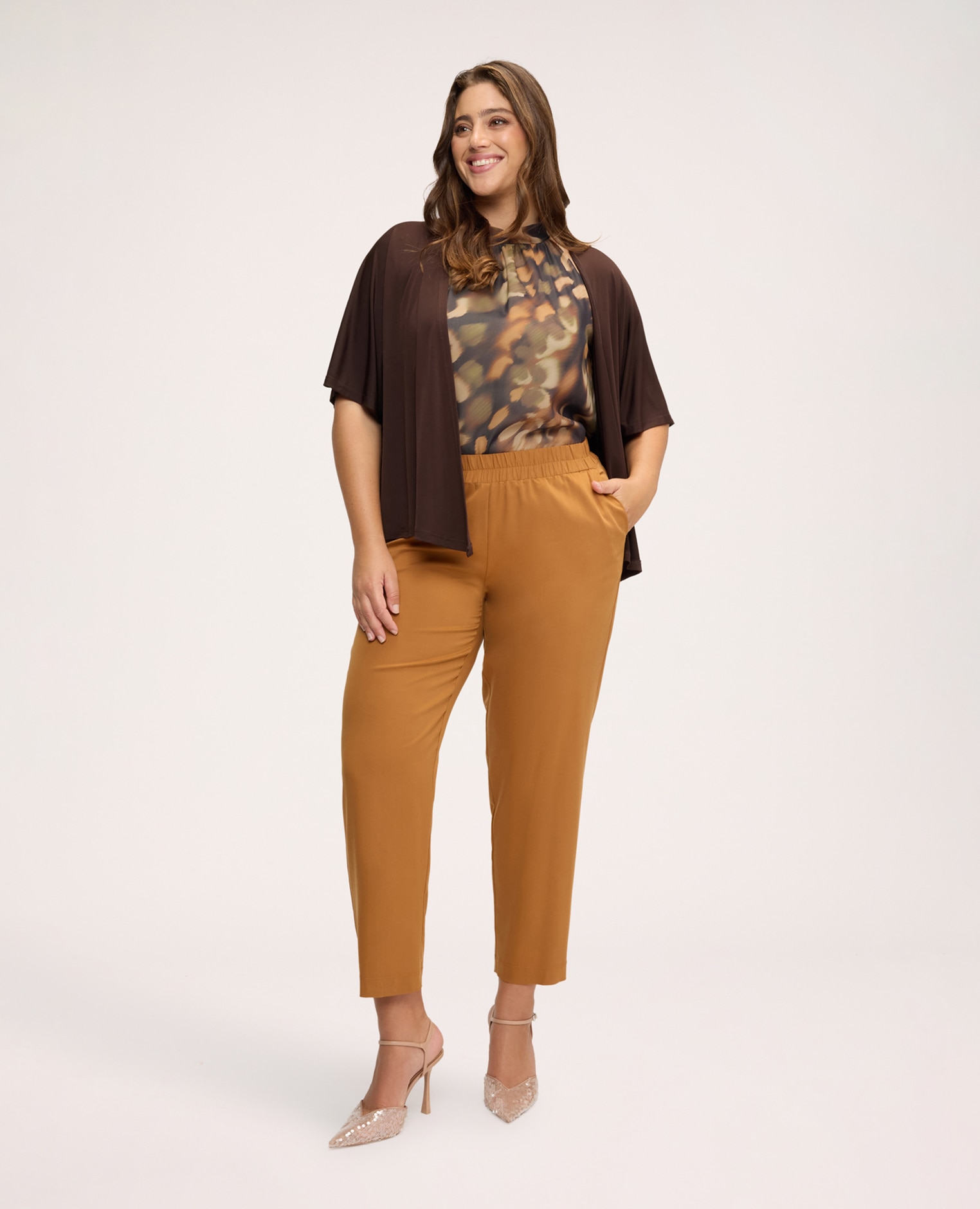 Imagen 0 de Pantalones de mujer carrot fit suaves y agradables al tacto para el máximo confort Marrón