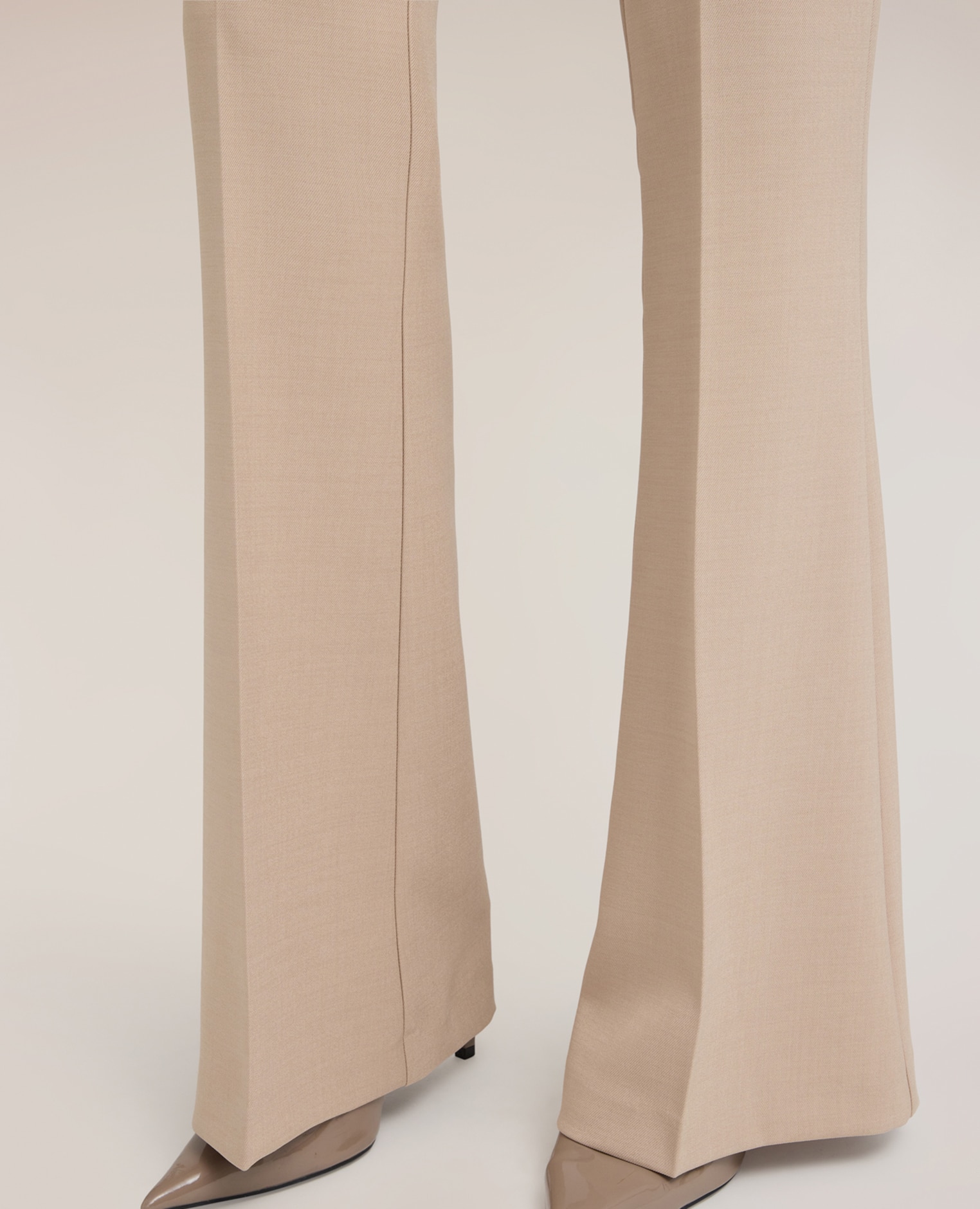 Imagen 4 de Pantalones de mujer flare con pinza marcada talle alto cierre frontal con corchete y cremallera - Motivi - Blanco Blanco