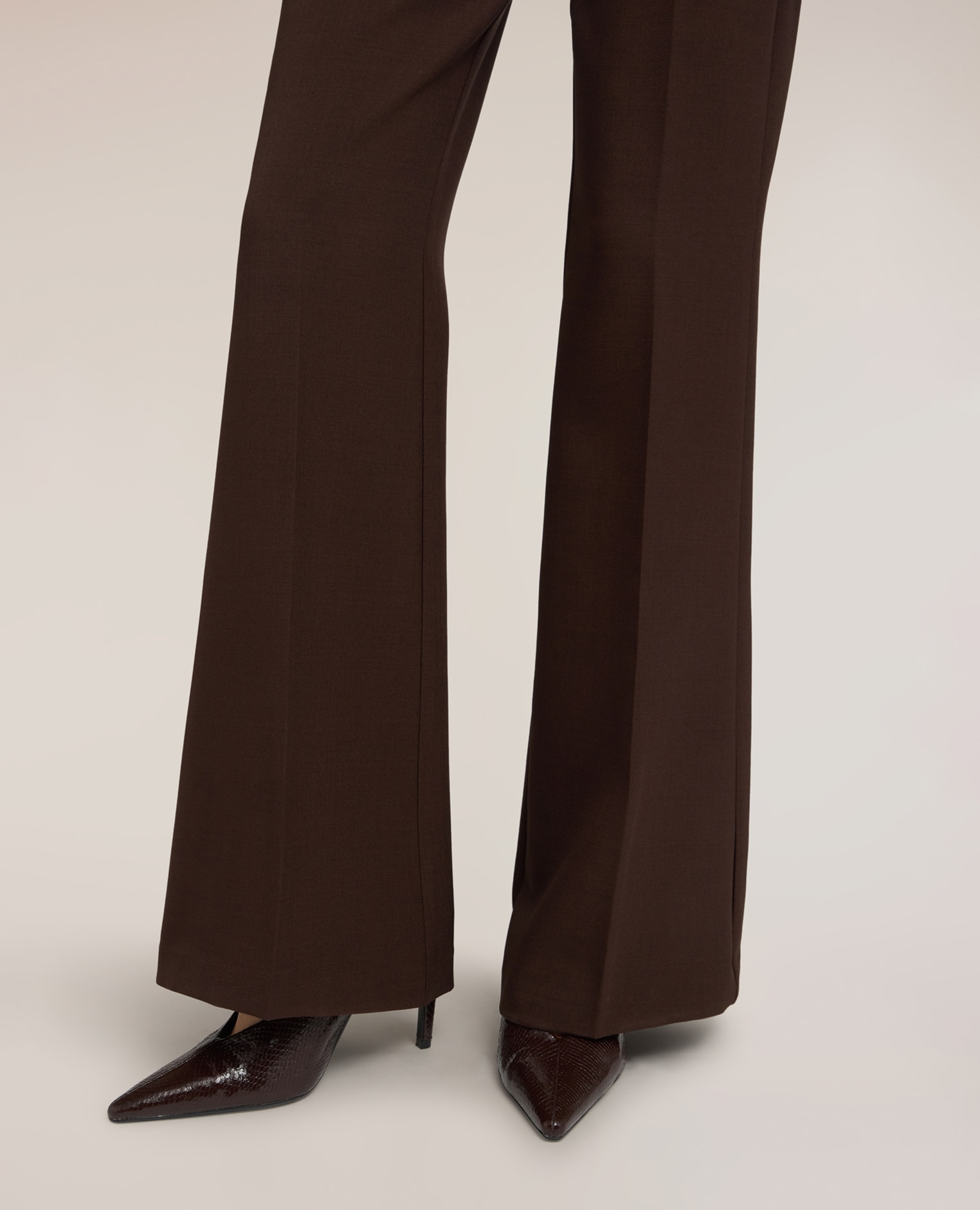 Imagen 4 de Pantalones de mujer flare con pinza marcada talle alto cierre frontal con corchete y cremallera - Motivi - Marrón Marrón