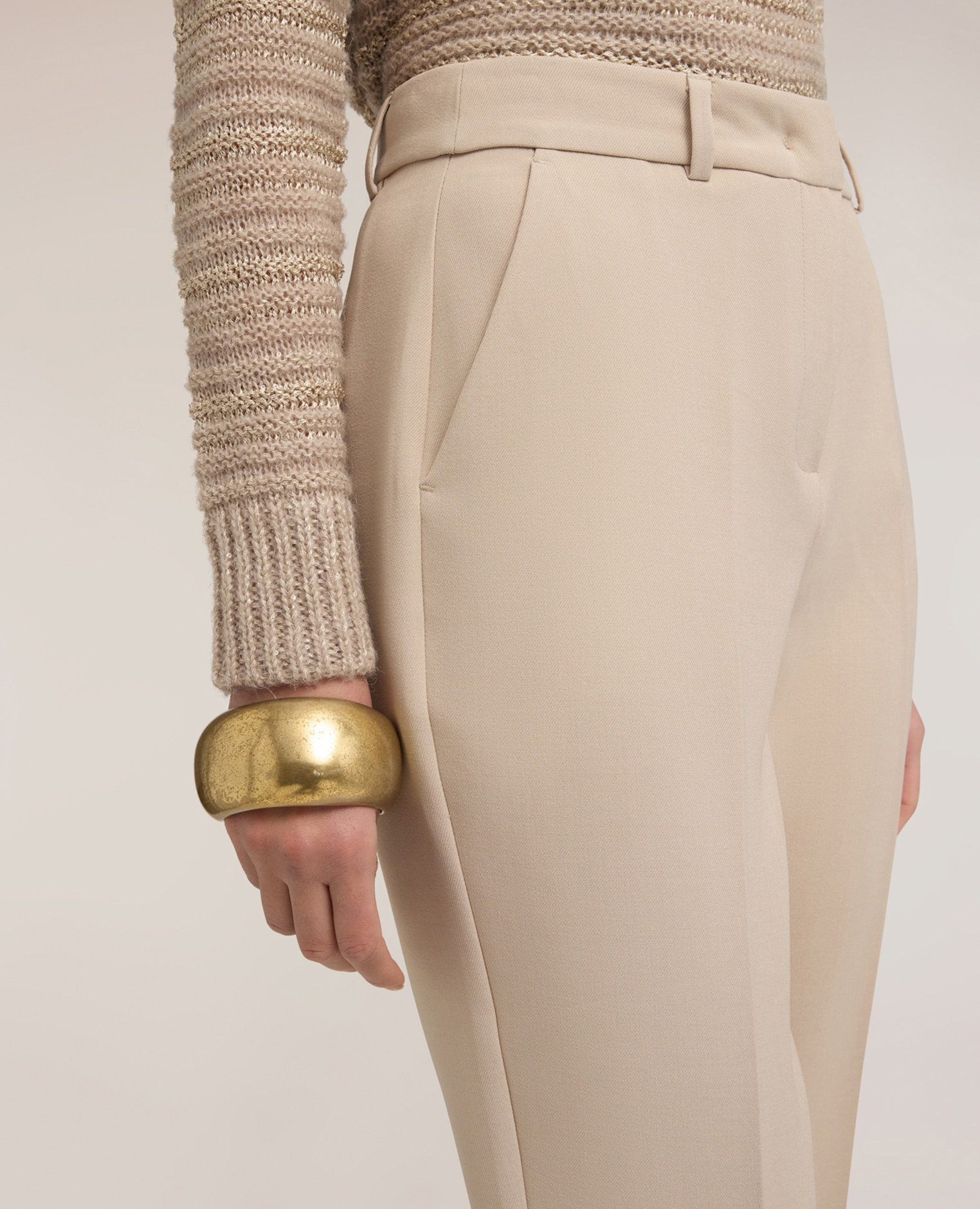 Imagen 4 de Pantalones de mujer regulares con pliegue planchado cierre frontal con gancho y cremallera trabillas en la cintura - Motivi - Beige Beige