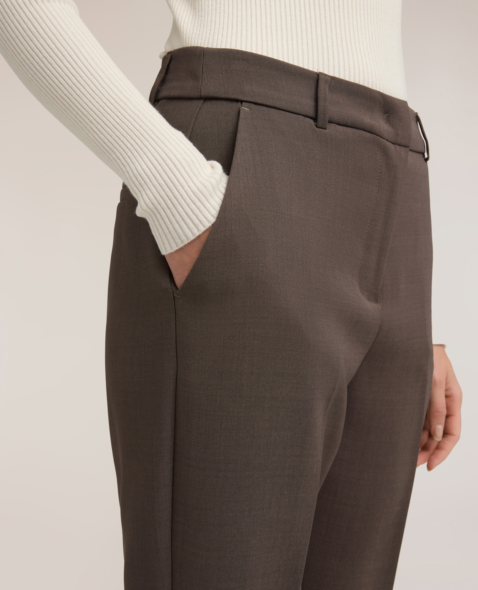 Imagen 4 de Pantalones de mujer regulares con pliegue planchado cierre frontal con gancho y cremallera trabillas en la cintura - Motivi - Marrón Marrón