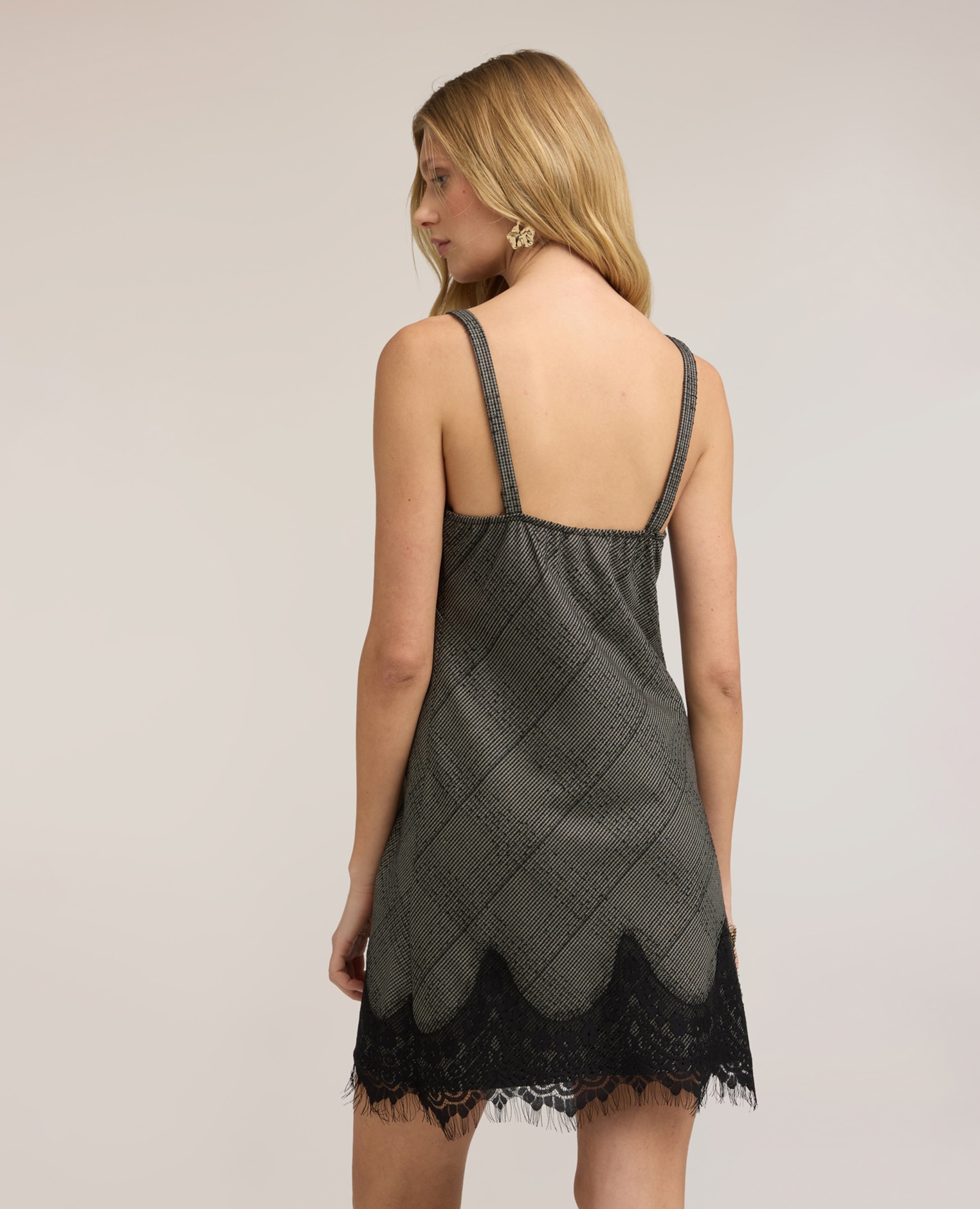 Imagen 2 de Vestido mini con volante de encaje modelo sin mangas escote de pico - Motivi - Negro Negro