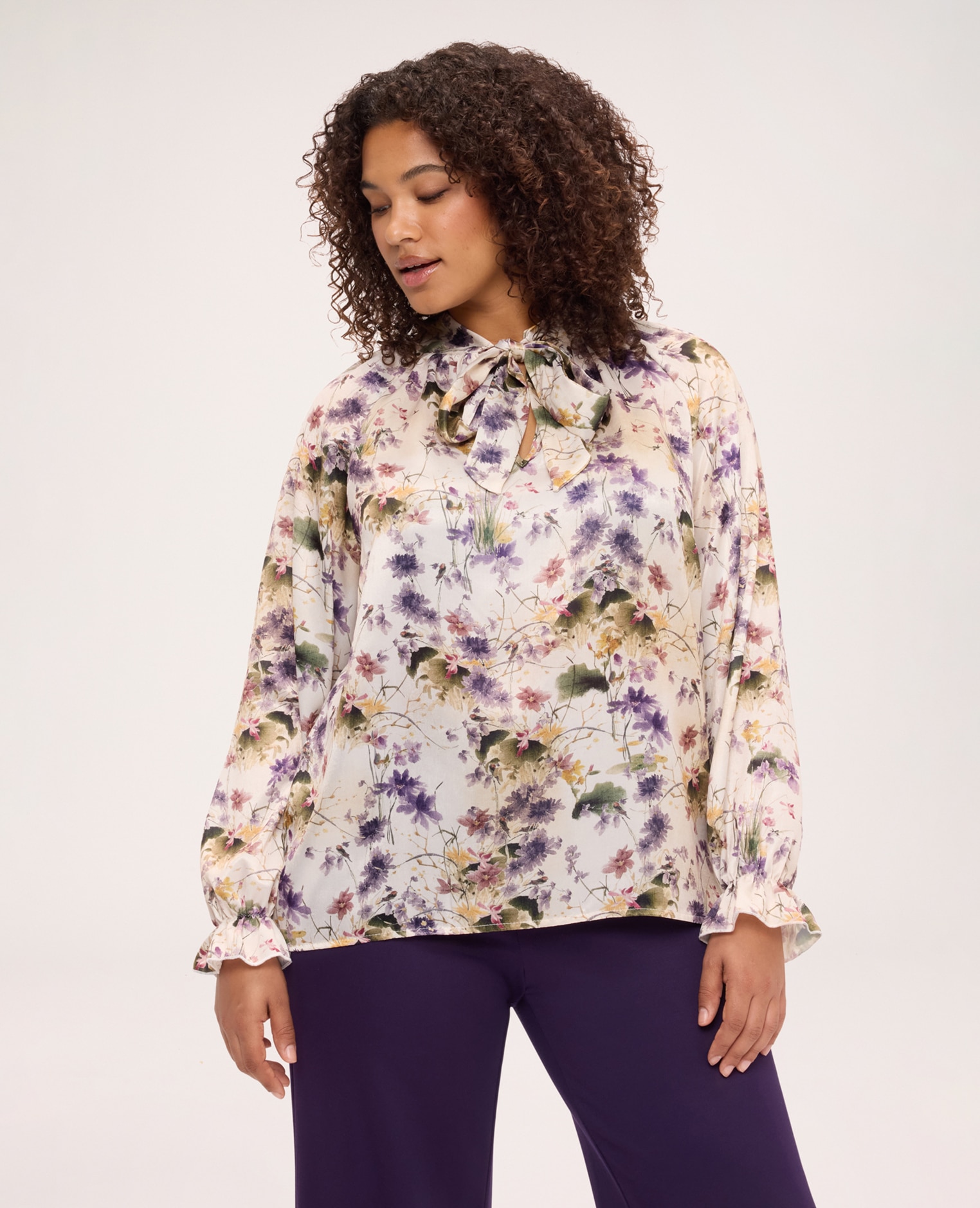 Imagen 0 de Blusa de mujer de satén con estampado floral y lazo tejido suave y agradable al tacto Beige