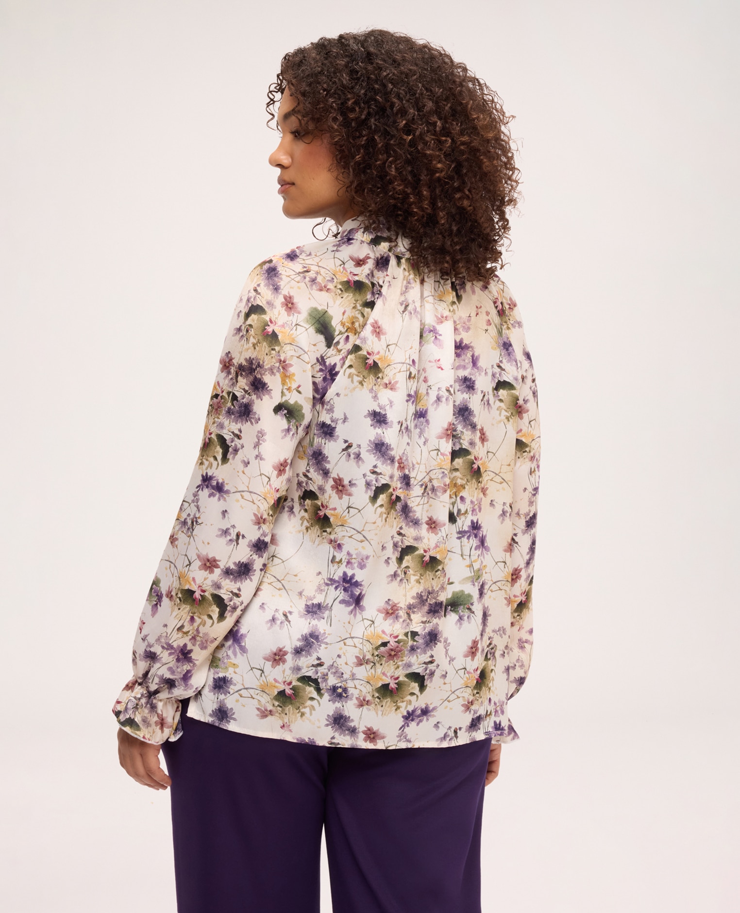 Blusa de mujer de satén con estampado floral y lazo tejido suave y agradable al tacto - Fiorella Rubino - Beige Beige-2