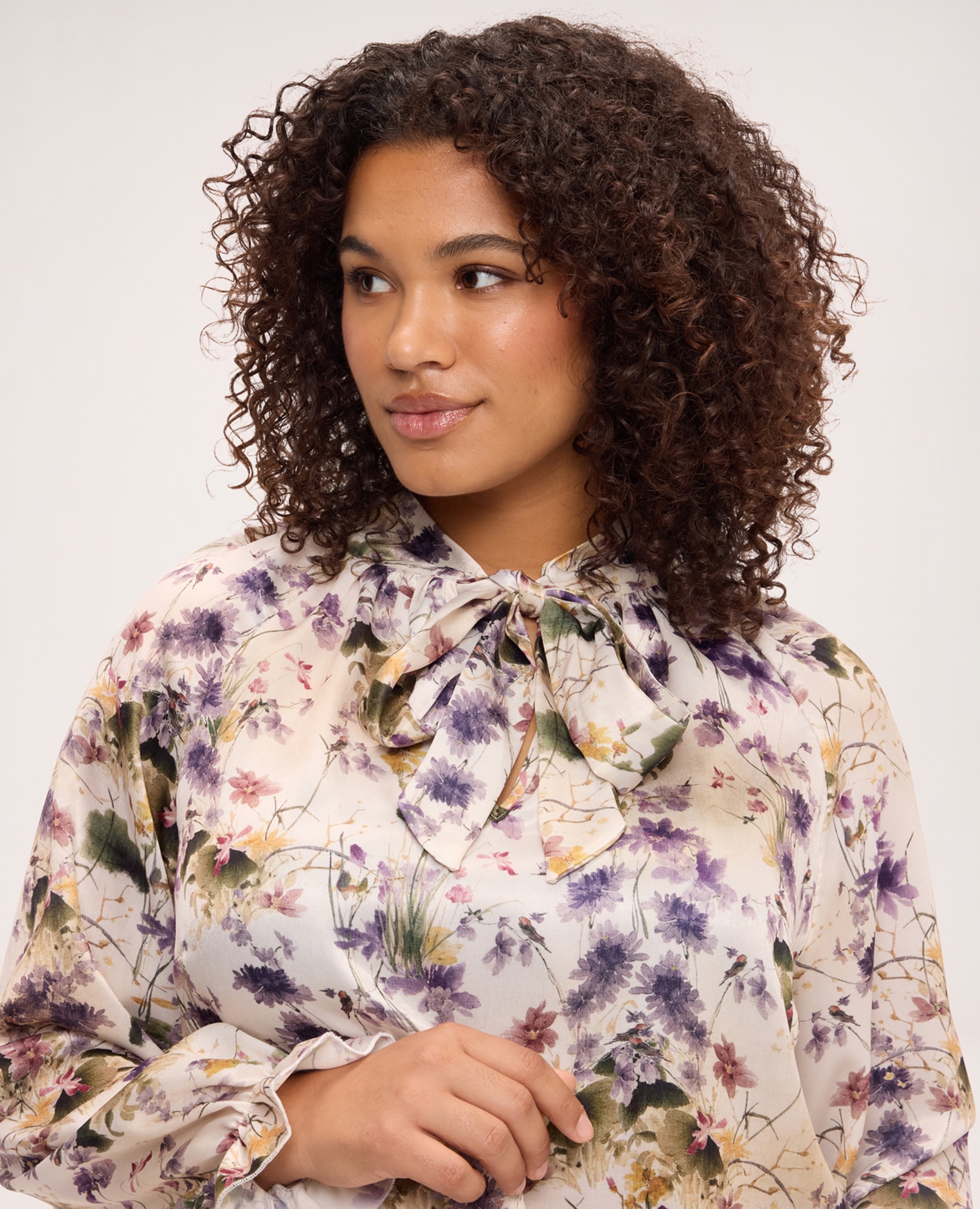 Blusa de mujer de satén con estampado floral y lazo tejido suave y agradable al tacto - Fiorella Rubino - Beige Beige-4