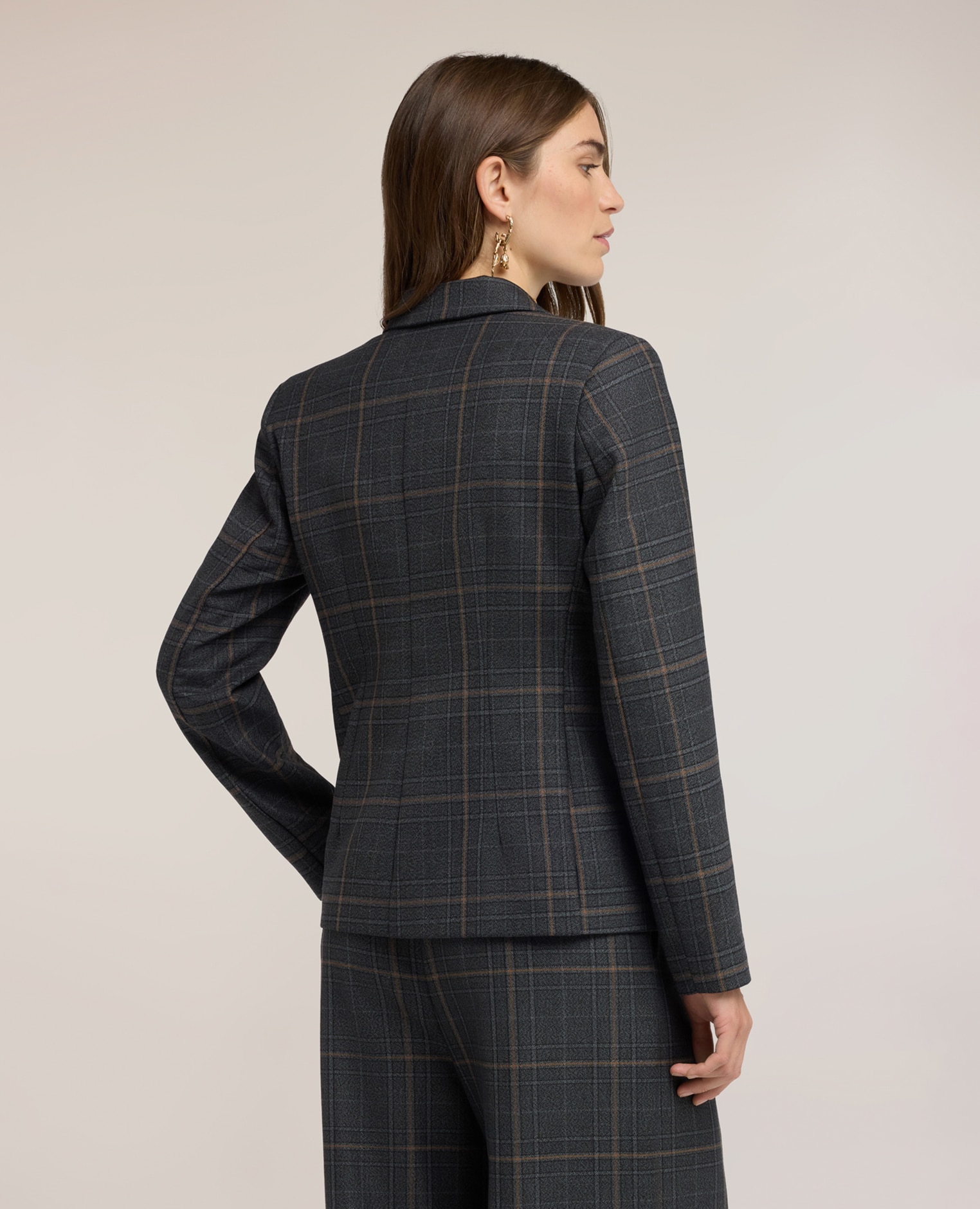 Imagen 2 de Chaqueta de mujer estructurada corta cruzada de cuadros escote cruzado con solapa - Motivi - Gris Gris