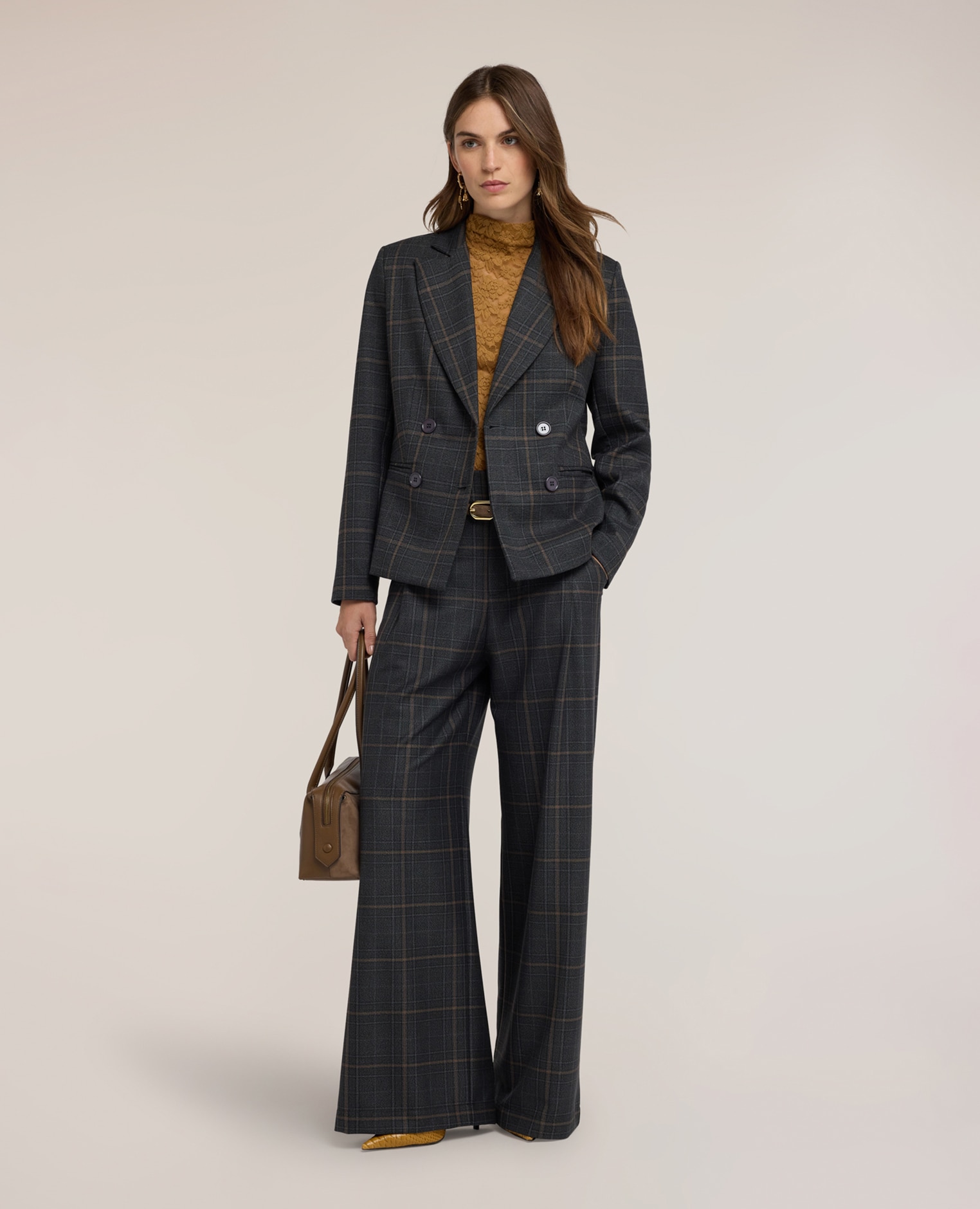 Imagen 3 de Chaqueta de mujer estructurada corta cruzada de cuadros escote cruzado con solapa - Motivi - Gris Gris