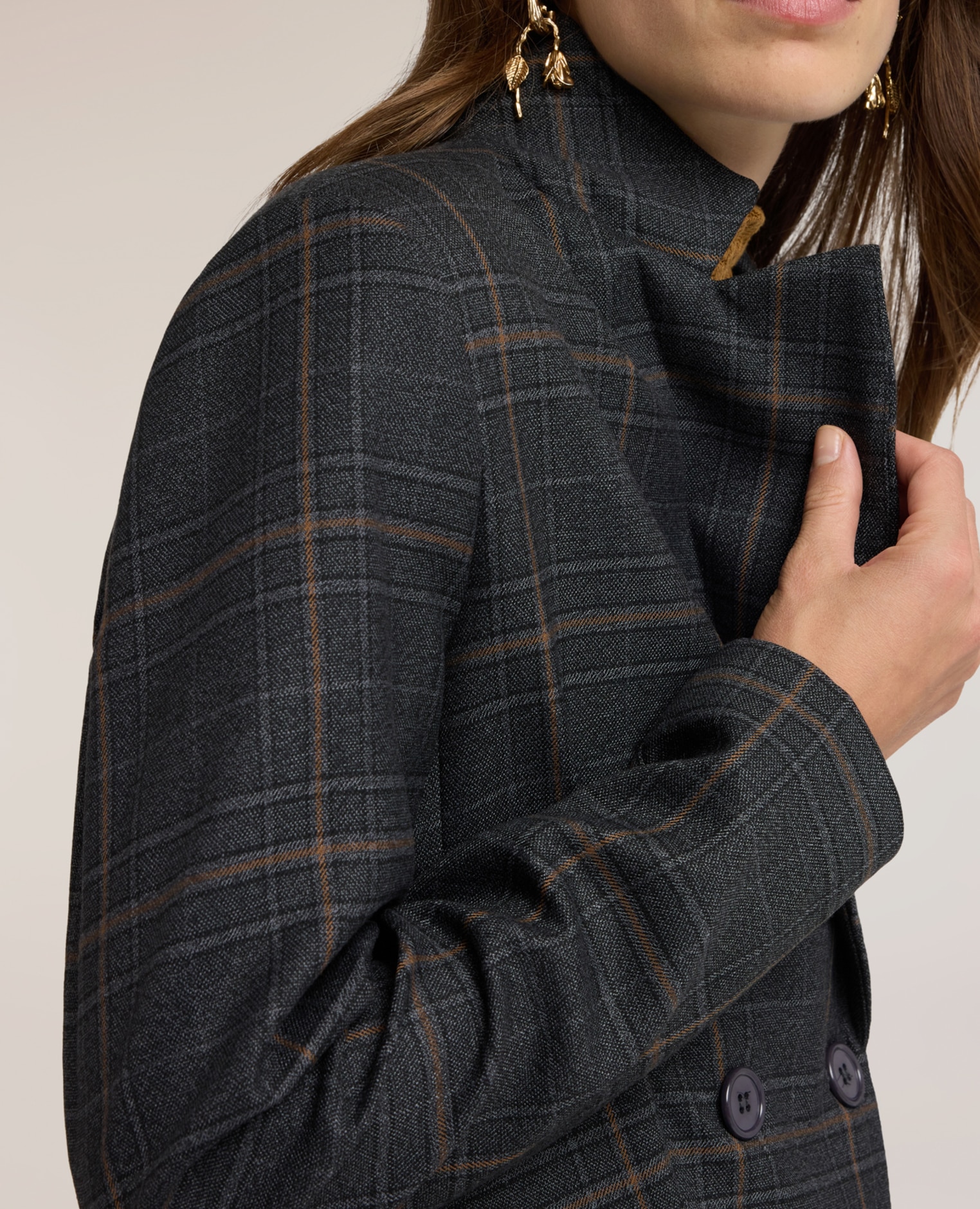 Imagen 4 de Chaqueta de mujer estructurada corta cruzada de cuadros escote cruzado con solapa - Motivi - Gris Gris