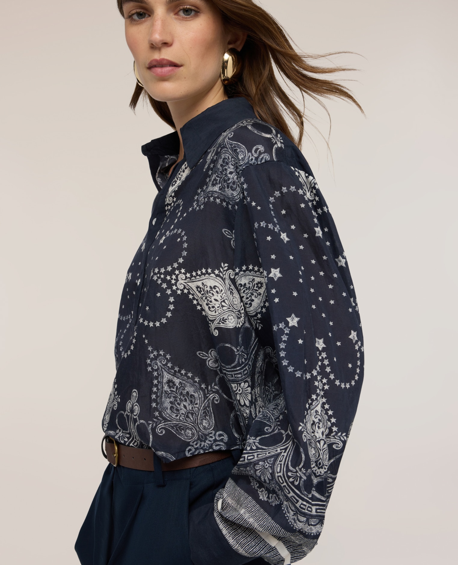 Camisa de mujer de muselina con estampado ajuste regular con abertura en el centro trasero apertura frontal con botones - Motivi - Azul Azul-4