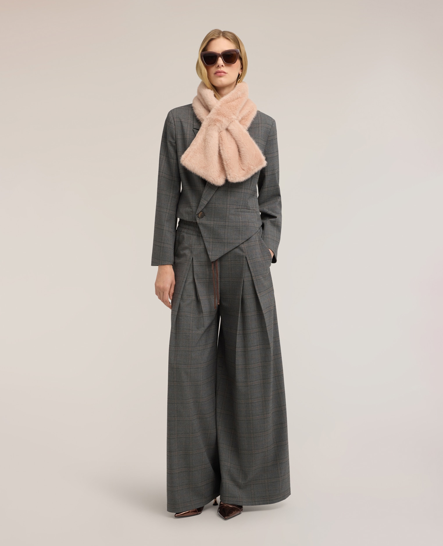 Imagen 1 de Pantalones de mujer palazzo estampado check corte regular cintura elástica con cordón Gris