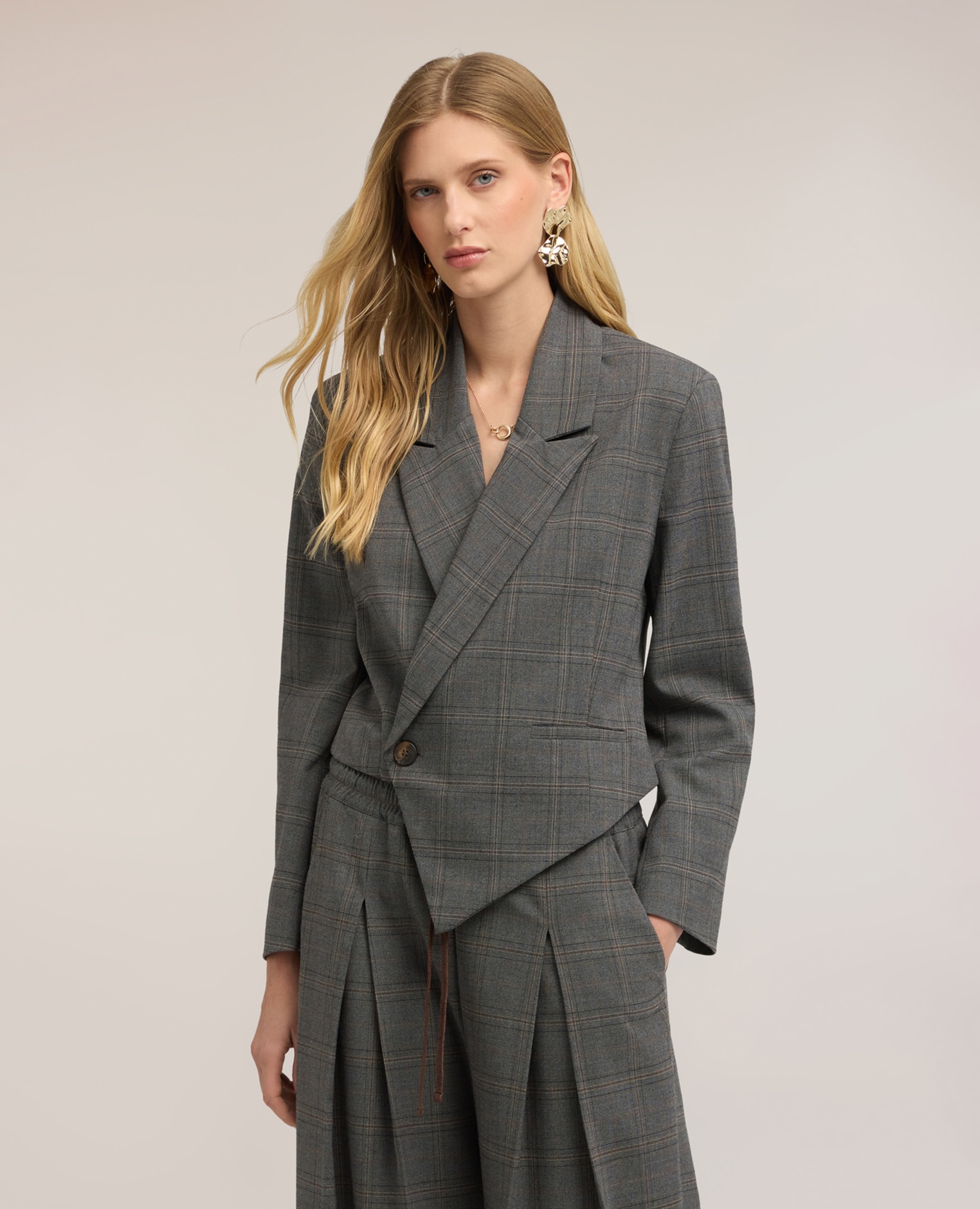 Imagen 1 de Blazer de mujer cropped de estampado de cuadros forrado internamente cierre asimétrico con botón - Motivi - Gris Gris