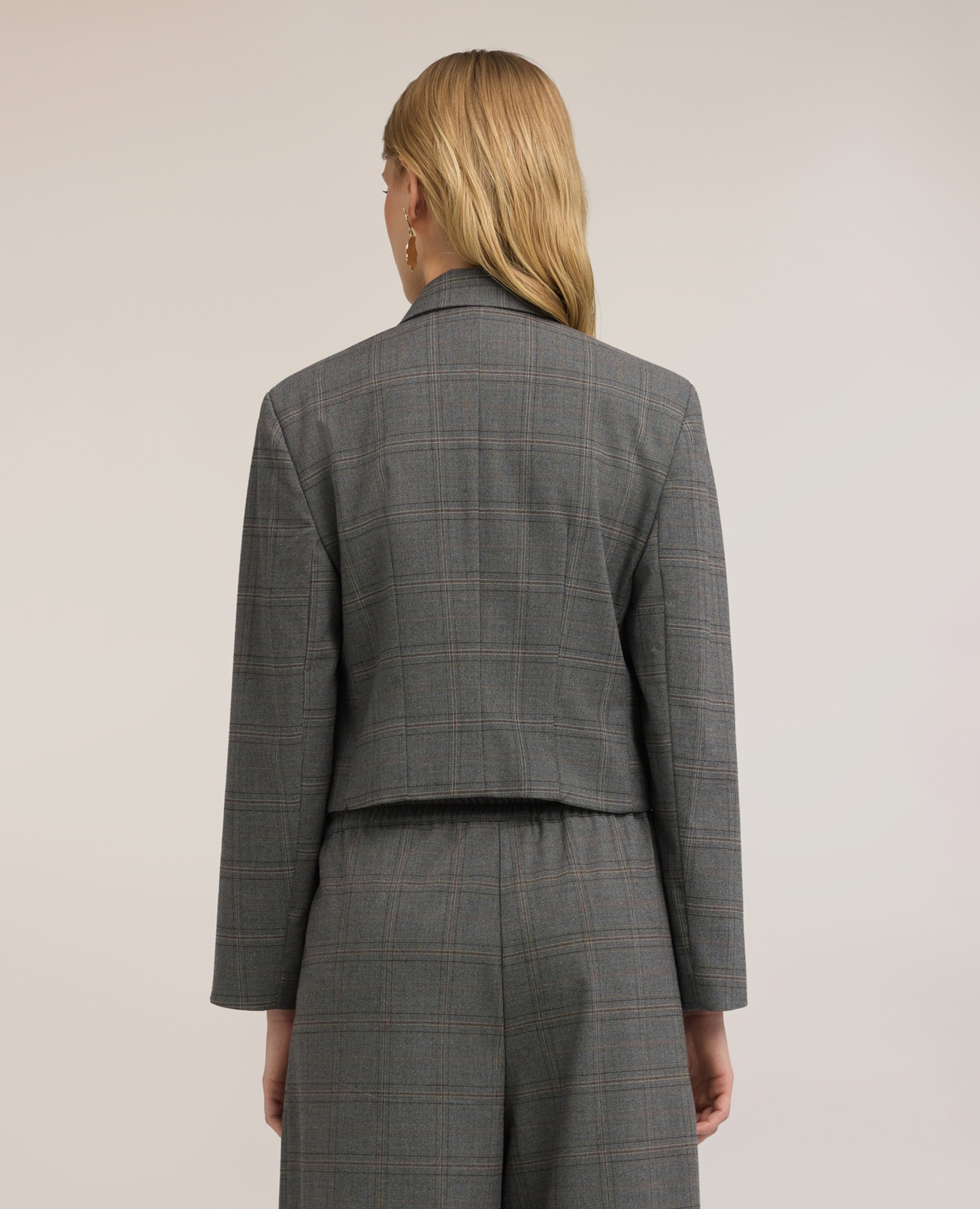 Imagen 2 de Blazer de mujer cropped de estampado de cuadros forrado internamente cierre asimétrico con botón - Motivi - Gris Gris