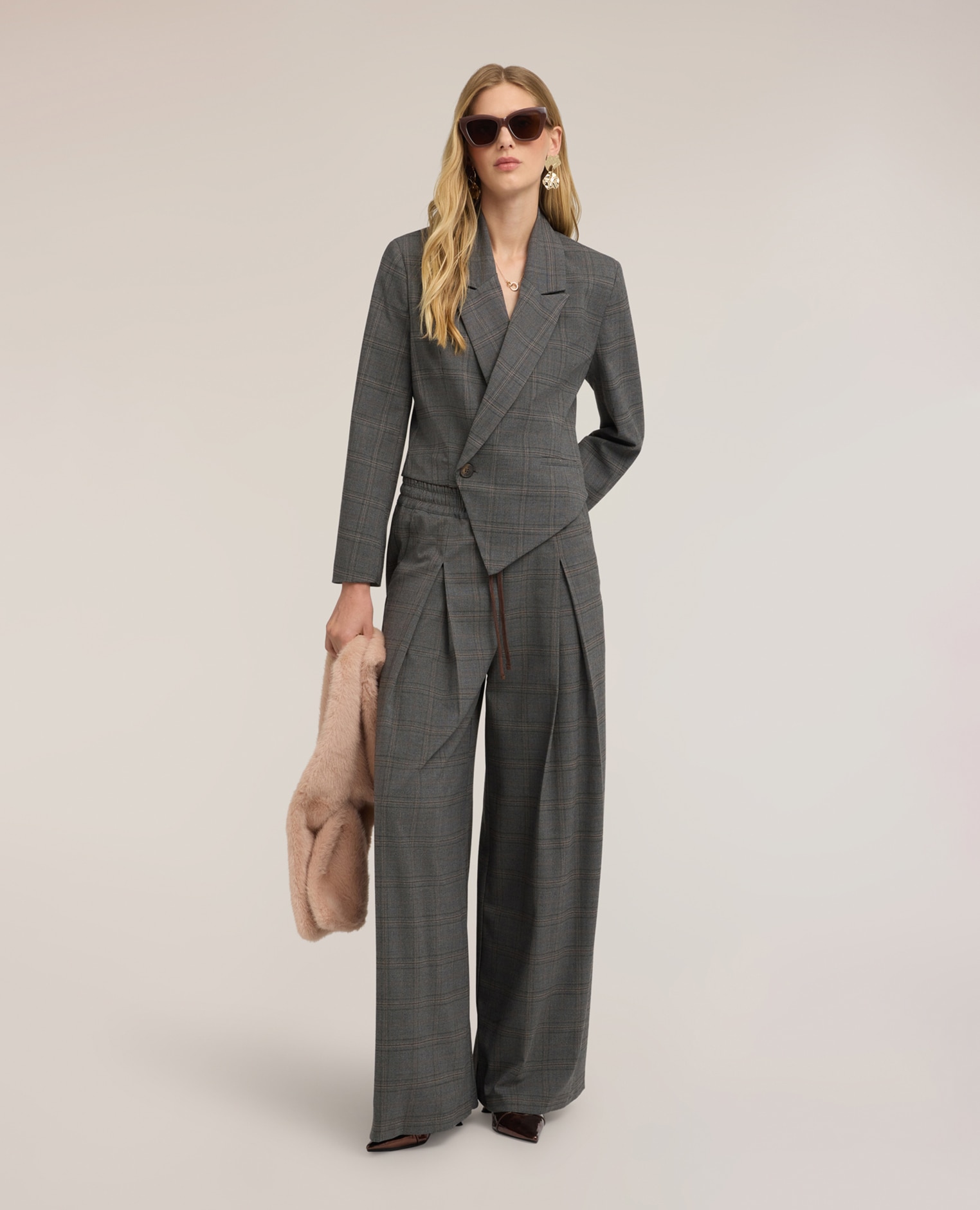 Imagen 3 de Blazer de mujer cropped de estampado de cuadros forrado internamente cierre asimétrico con botón - Motivi - Gris Gris