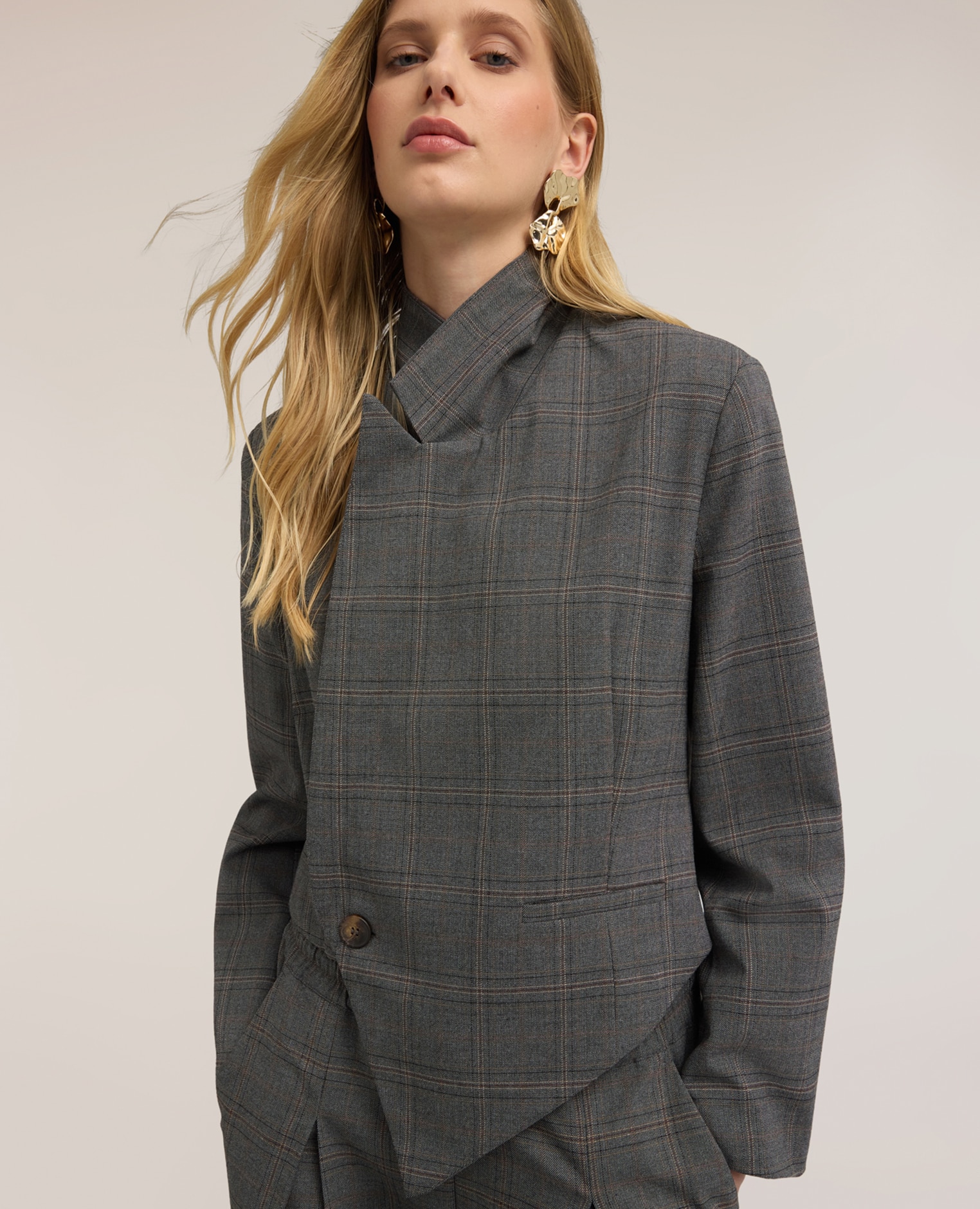Imagen 4 de Blazer de mujer cropped de estampado de cuadros forrado internamente cierre asimétrico con botón - Motivi - Gris Gris