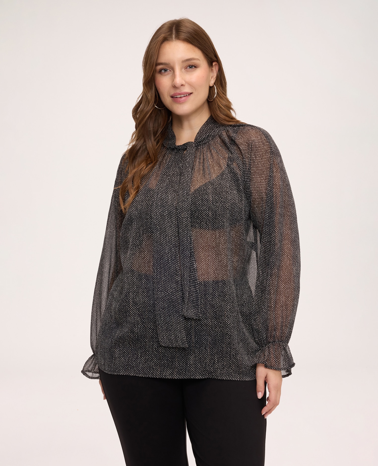 Imagen 1 de Blusa de mujer de micro topos en georgette con lazo ajuste acampanado - Fiorella Rubino - Negro Negro