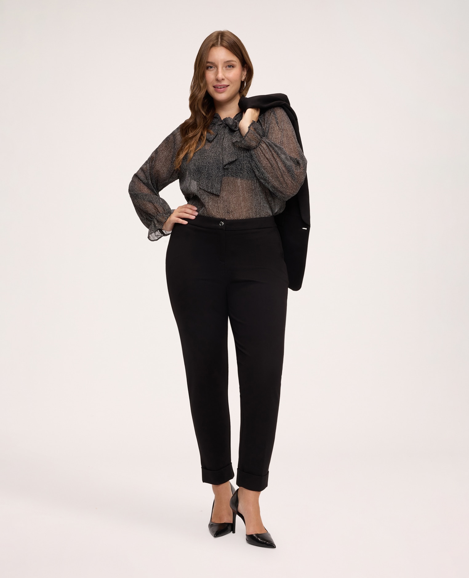 Imagen 3 de Blusa de mujer de micro topos en georgette con lazo ajuste acampanado - Fiorella Rubino - Negro Negro