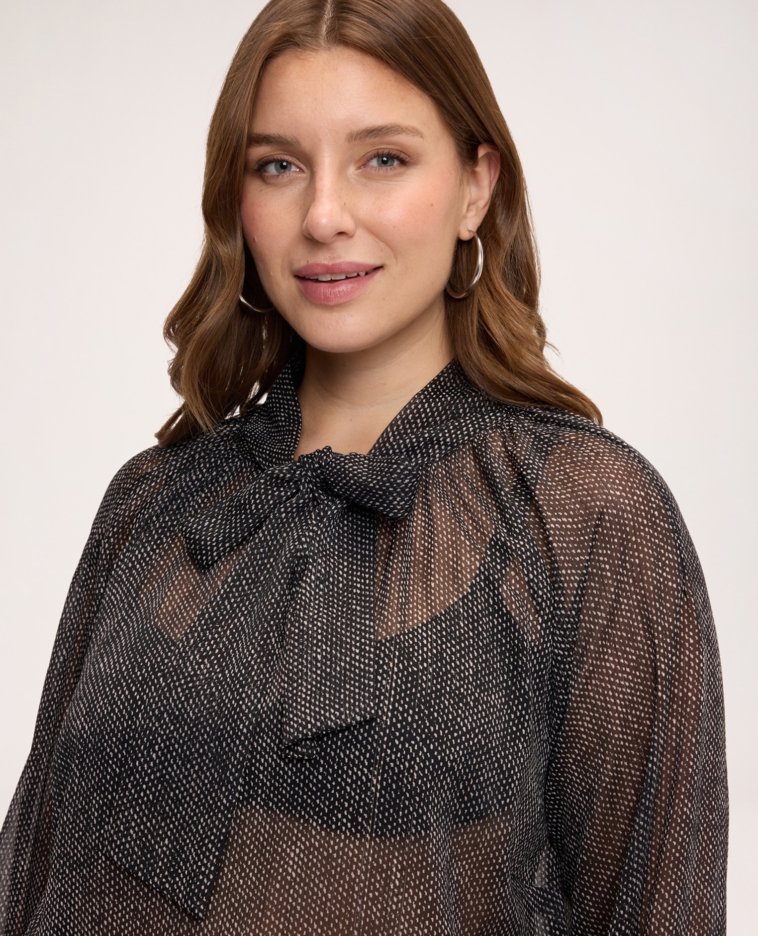 Imagen 4 de Blusa de mujer de micro topos en georgette con lazo ajuste acampanado - Fiorella Rubino - Negro Negro