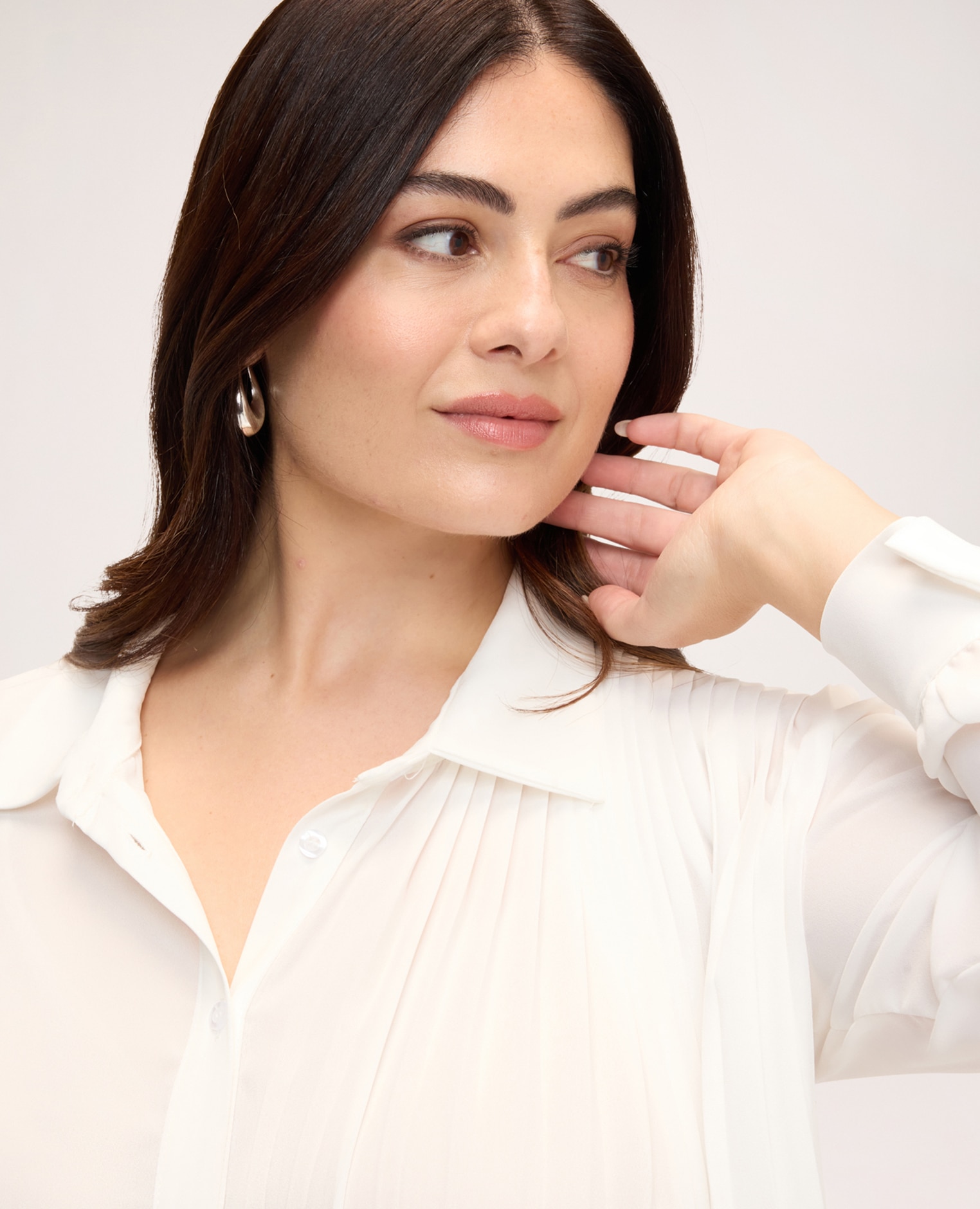 Imagen 4 de Camisa de mujer plisada en georgette plisado vertical en la parte delantera y georgette fresco y ligero - Fiorella Rubino - Blanco Blanco