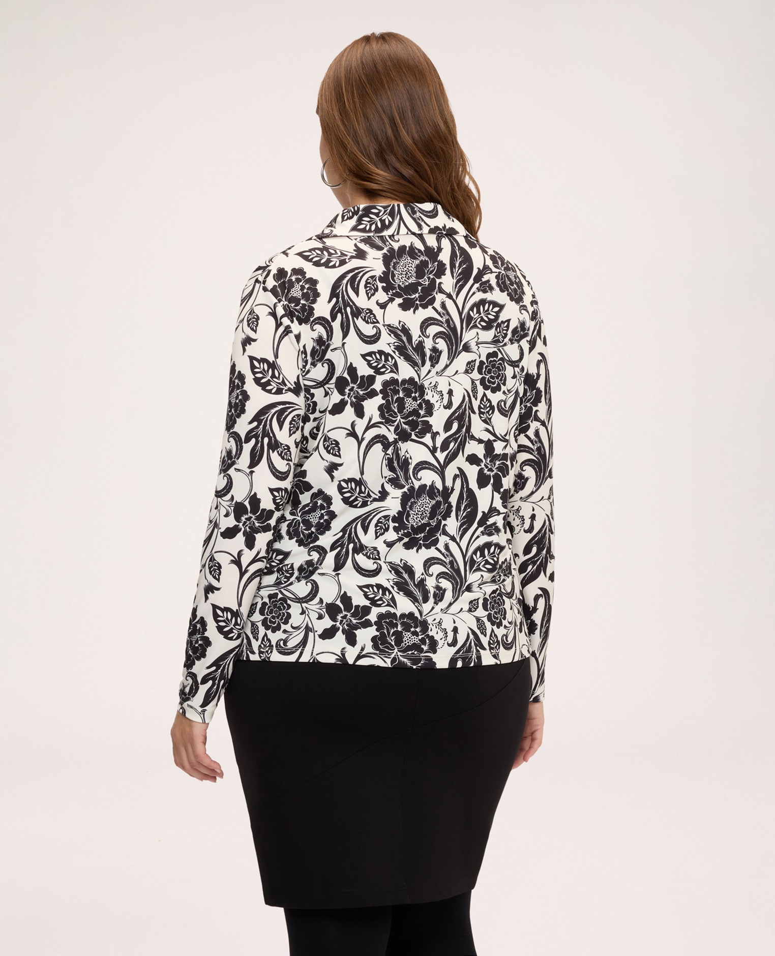 Imagen 2 de Blusa de mujer con estampado floral y cuello cierre con botones - Fiorella Rubino - Negro Negro