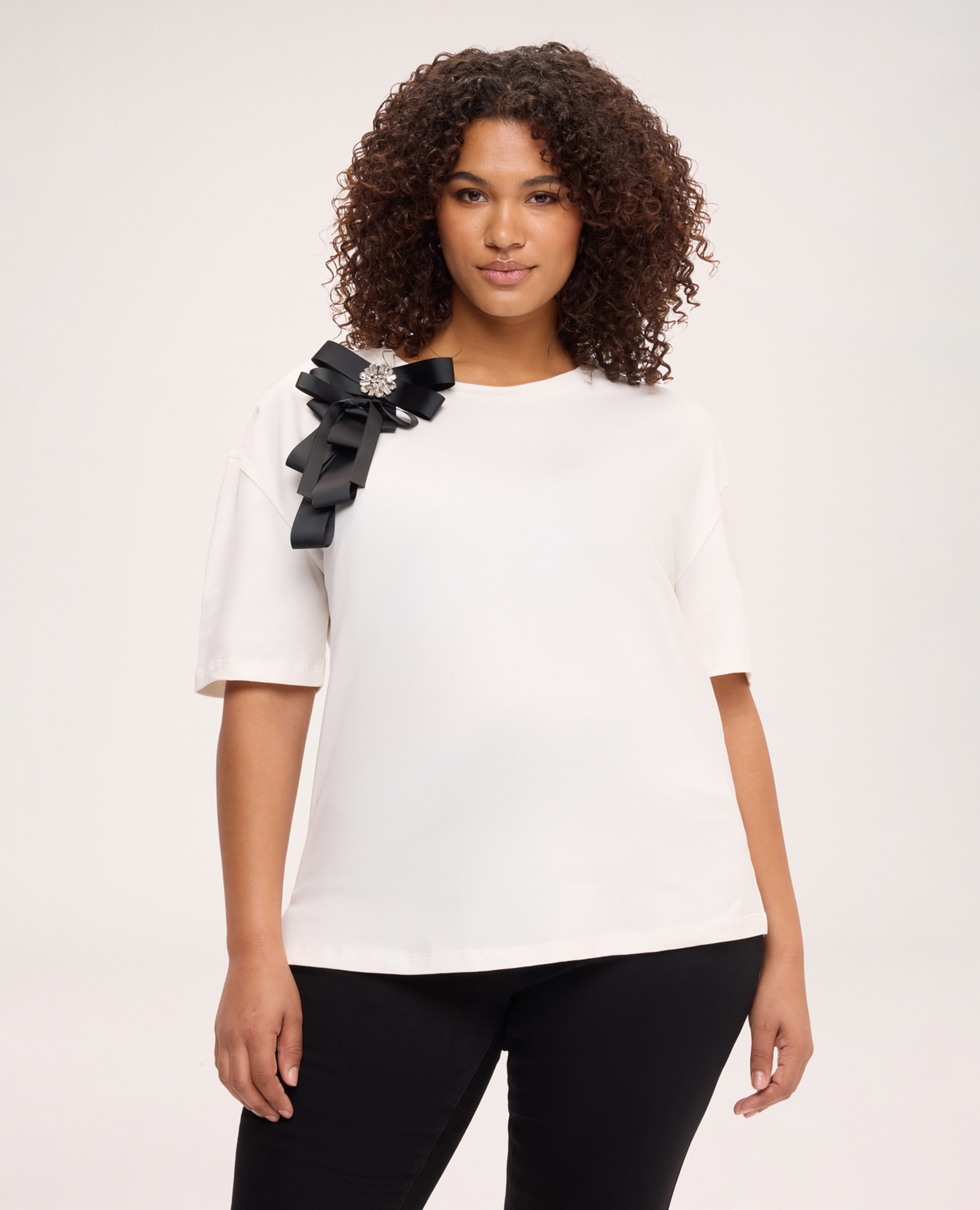 Imagen 0 de Camiseta de mujer de jersey con lazo joya aplicación con lazo y detalle de joya en la parte delantera Blanco