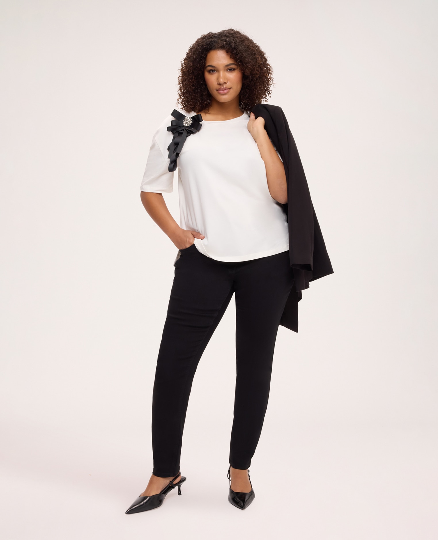 Camiseta de mujer de jersey con lazo joya aplicación con lazo y detalle de joya en la parte delantera - Fiorella Rubino - Blanco Blanco-3