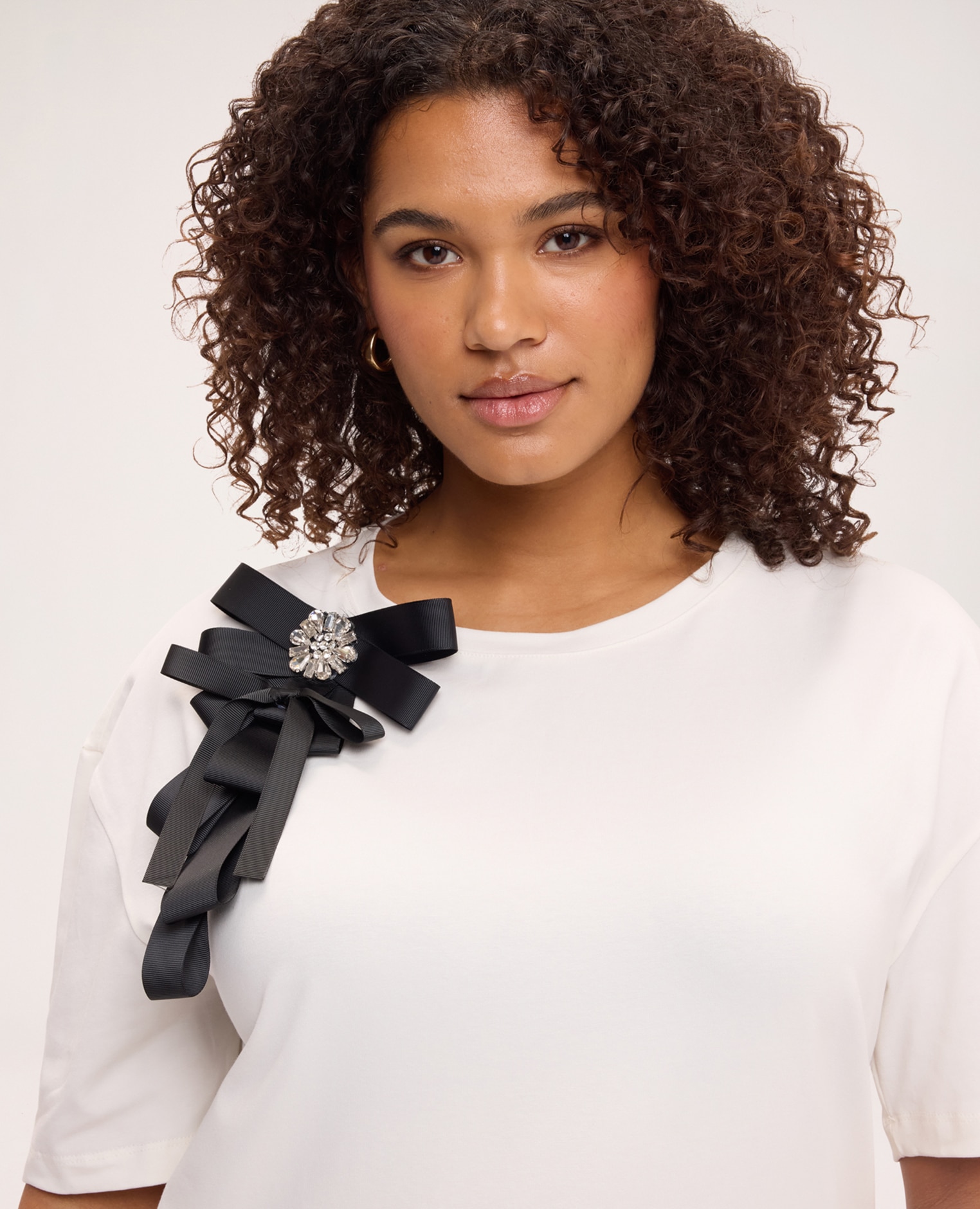 Camiseta de mujer de jersey con lazo joya aplicación con lazo y detalle de joya en la parte delantera - Fiorella Rubino - Blanco Blanco-4
