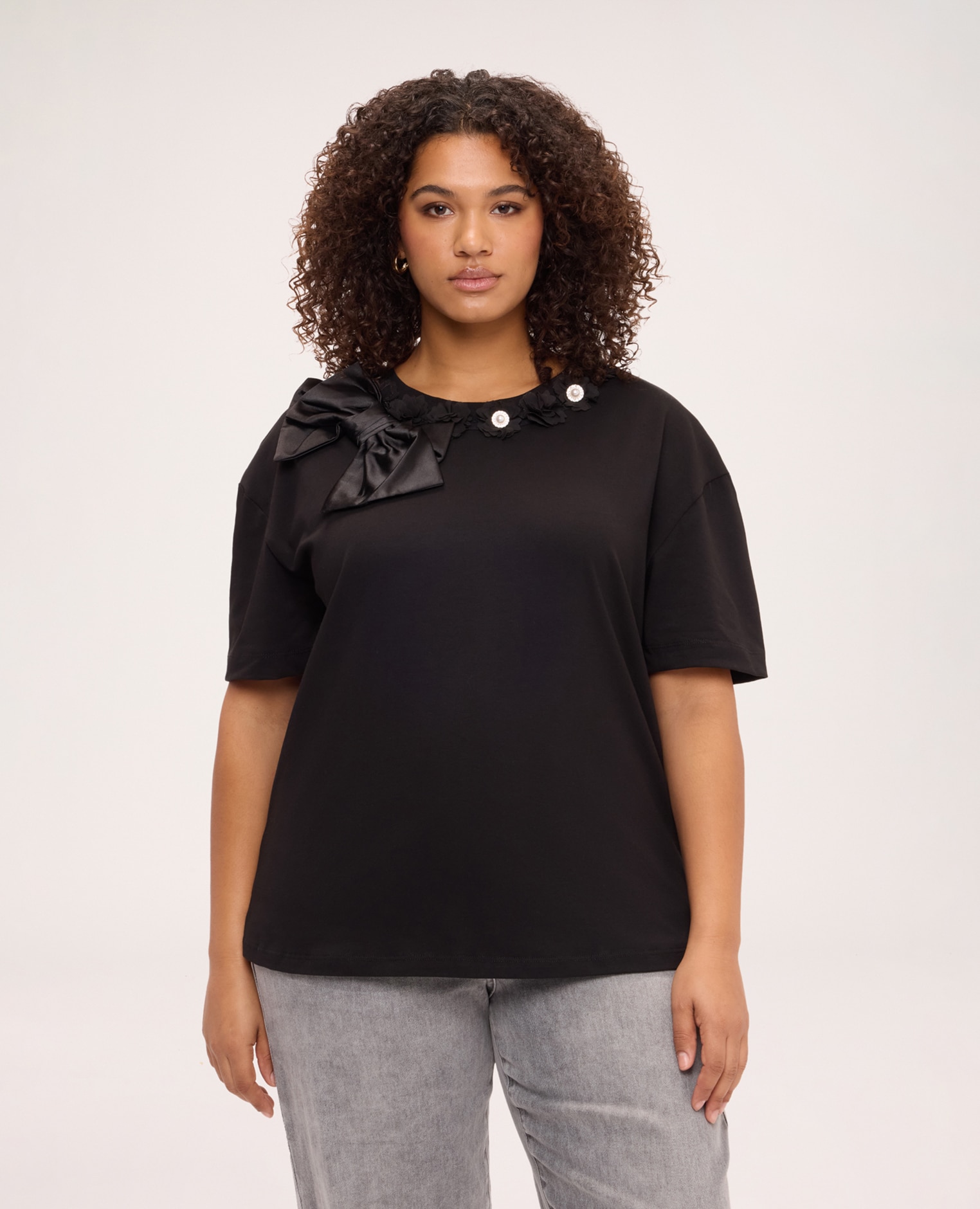 Camiseta de mujer con aplicaciones florales y lazo ajuste para el máximo confort - Fiorella Rubino - Negro Negro-1