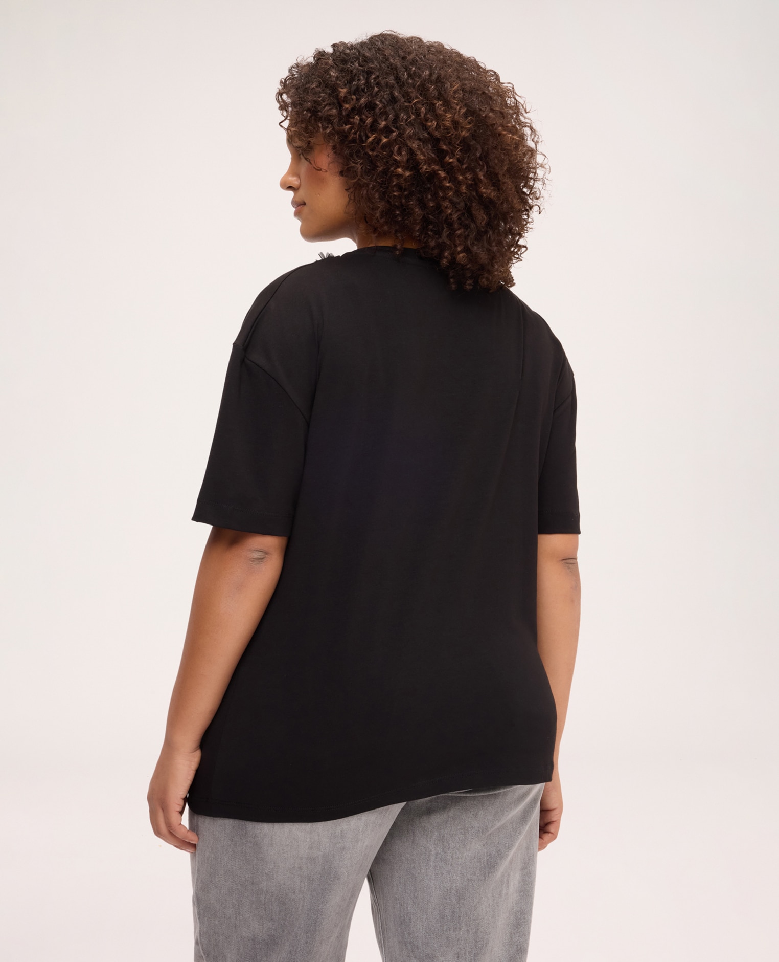 Camiseta de mujer con aplicaciones florales y lazo ajuste para el máximo confort - Fiorella Rubino - Negro Negro-2