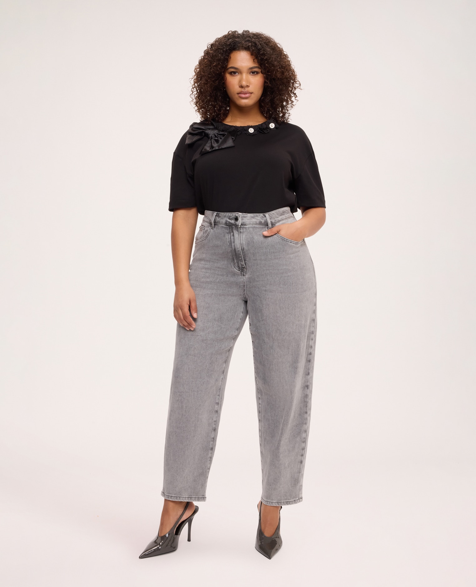 Camiseta de mujer con aplicaciones florales y lazo ajuste para el máximo confort - Fiorella Rubino - Negro Negro-3