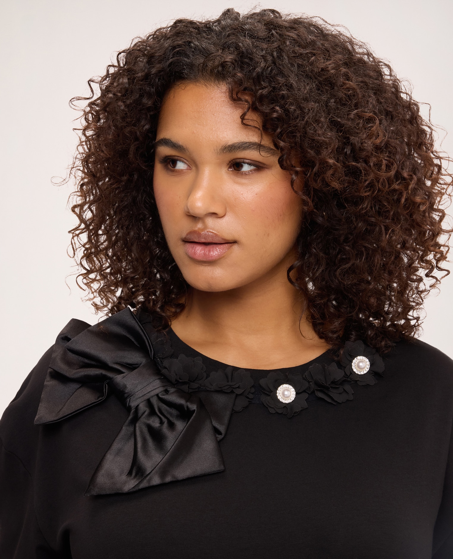 Camiseta de mujer con aplicaciones florales y lazo ajuste para el máximo confort - Fiorella Rubino - Negro Negro-4