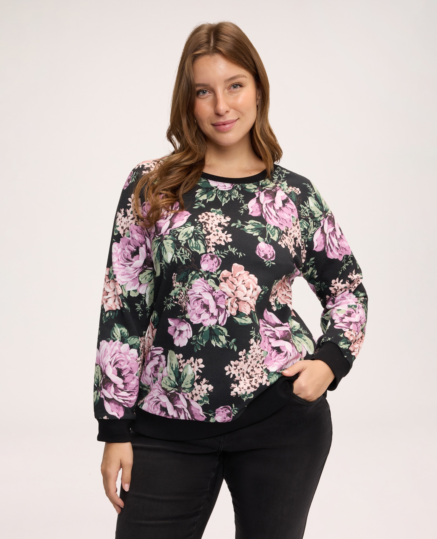 Imagen 1 de Sudadera de mujer con cuello redondo y estampado floral acabados de canalé en el cuello los puños y el bajo Negro