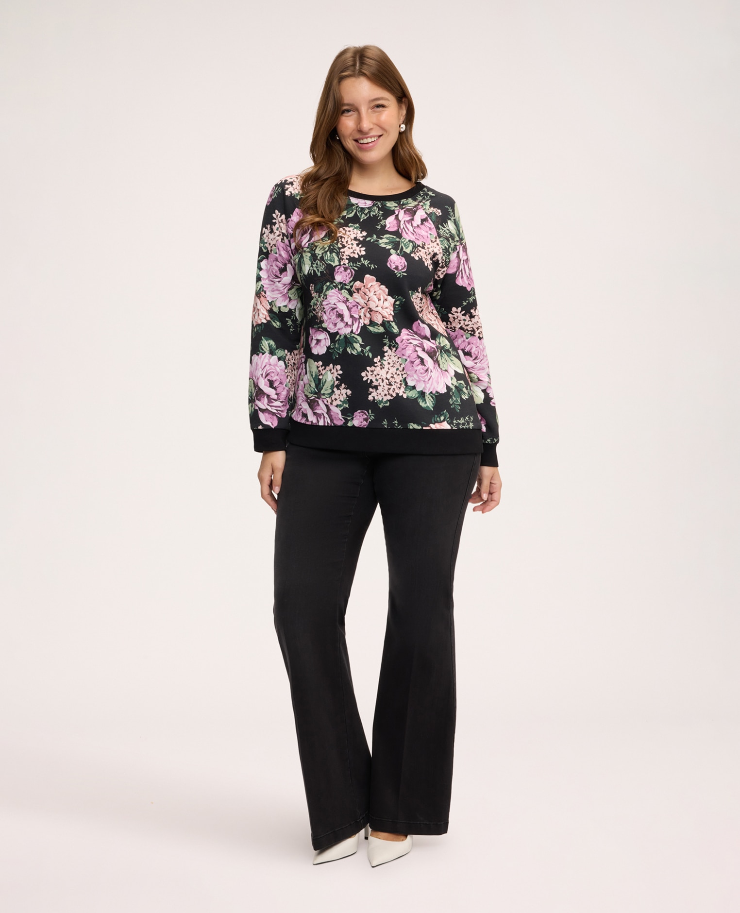 Imagen 3 de Sudadera de mujer con cuello redondo y estampado floral acabados de canalé en el cuello los puños y el bajo - Fiorella Rubino - Negro Negro