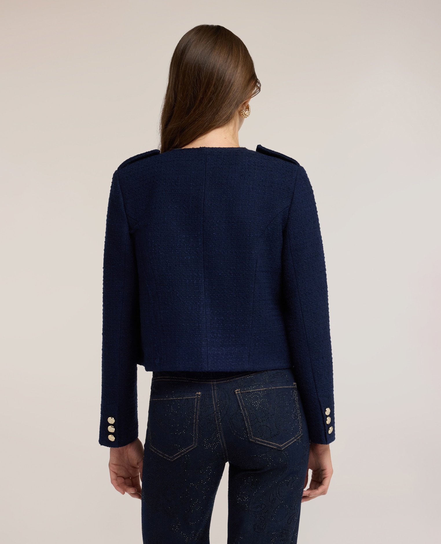 Imagen 2 de Chaqueta de mujer corta de tweed con botones joya ajuste fitted cierre con corchetes y botones decorativos de metal - Motivi - Azul Azul