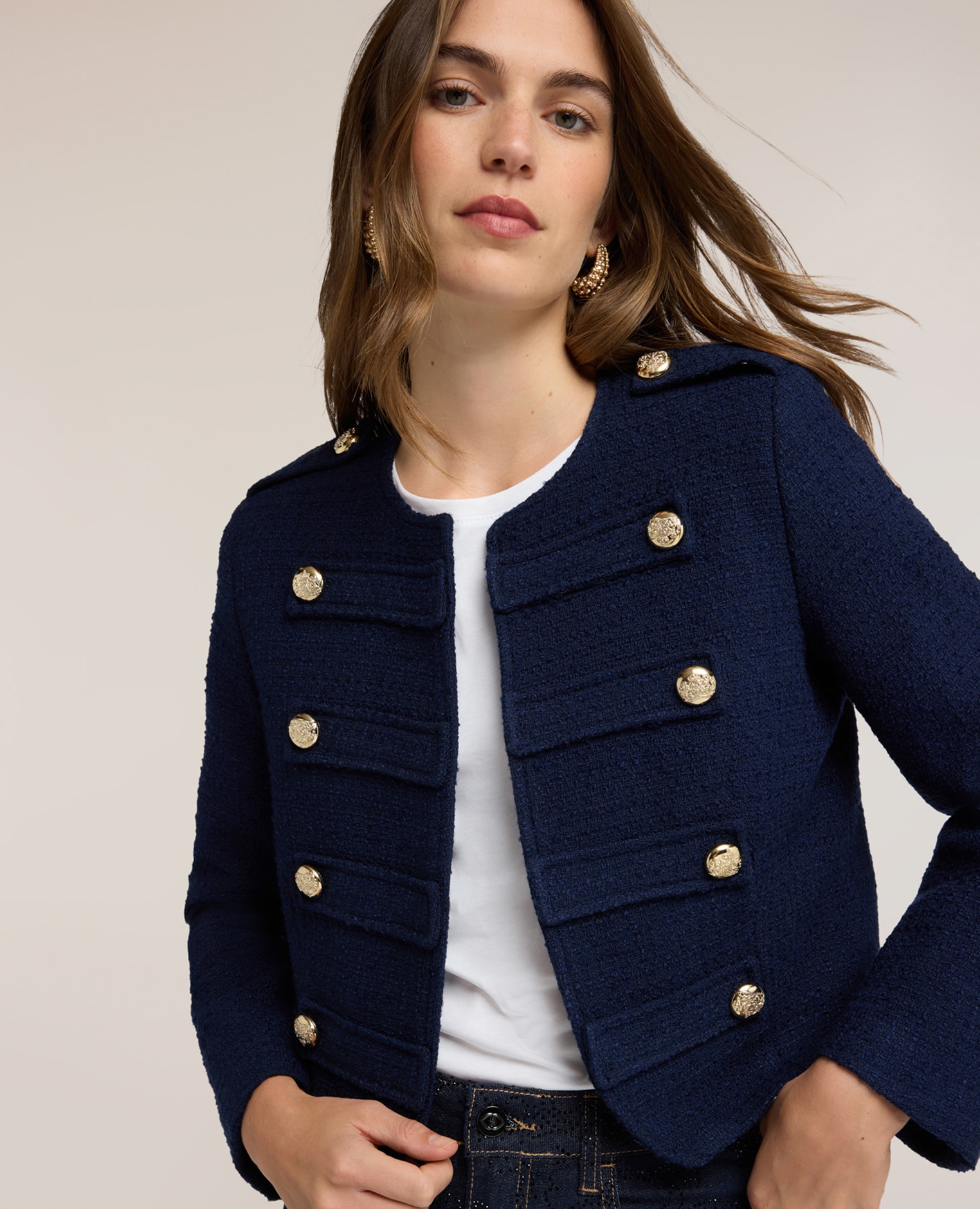 Imagen 4 de Chaqueta de mujer corta de tweed con botones joya ajuste fitted cierre con corchetes y botones decorativos de metal - Motivi - Azul Azul