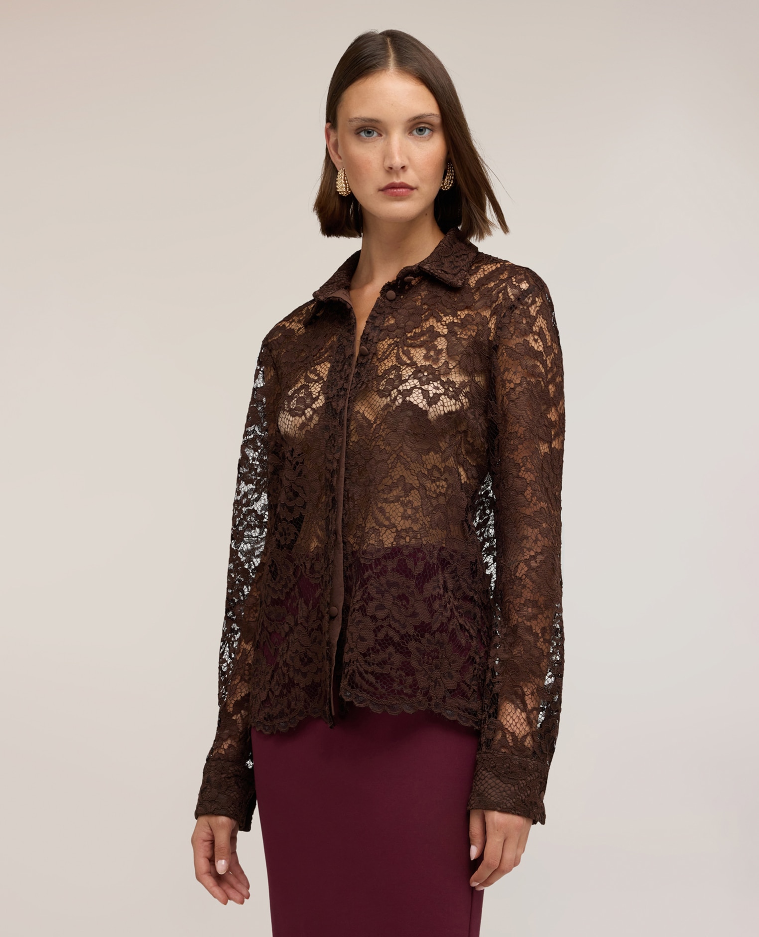 Imagen 1 de Camisa de mujer de encaje floral ajuste regular cierre frontal con botones Marrón