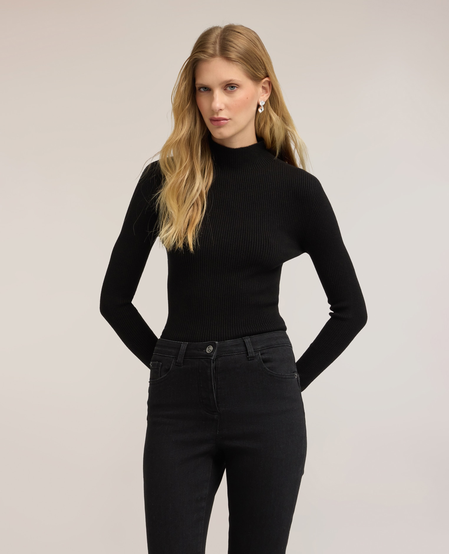 Imagen 1 de Jersey de mujer de cuello alto acanalado en viscosa cuello vuelto mangas largas - Motivi - Negro Negro