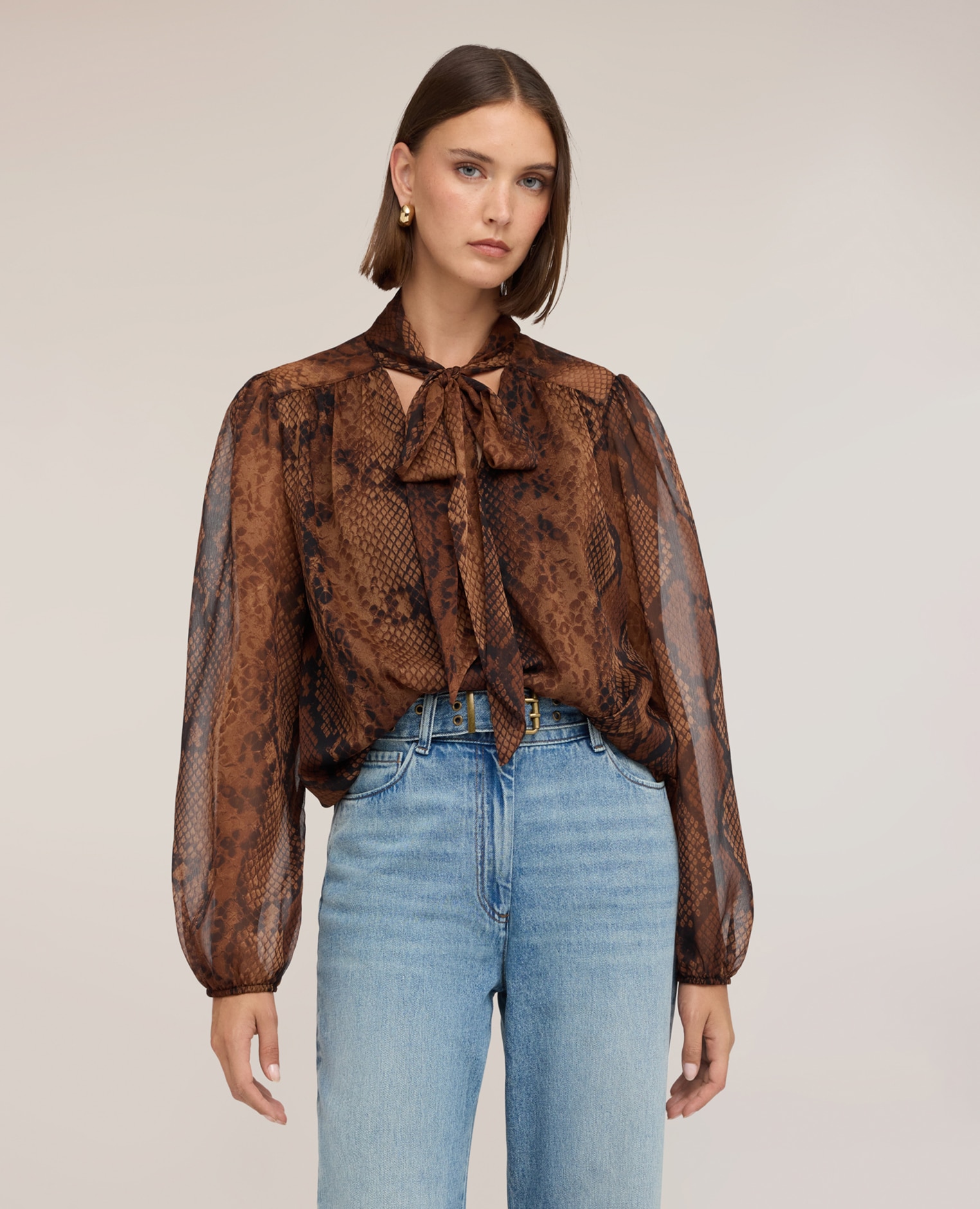 Blusa de mujer con lazo en georgette de estampado animal print mangas largas con elástico en el bajo - Motivi - Marrón Marrón-1