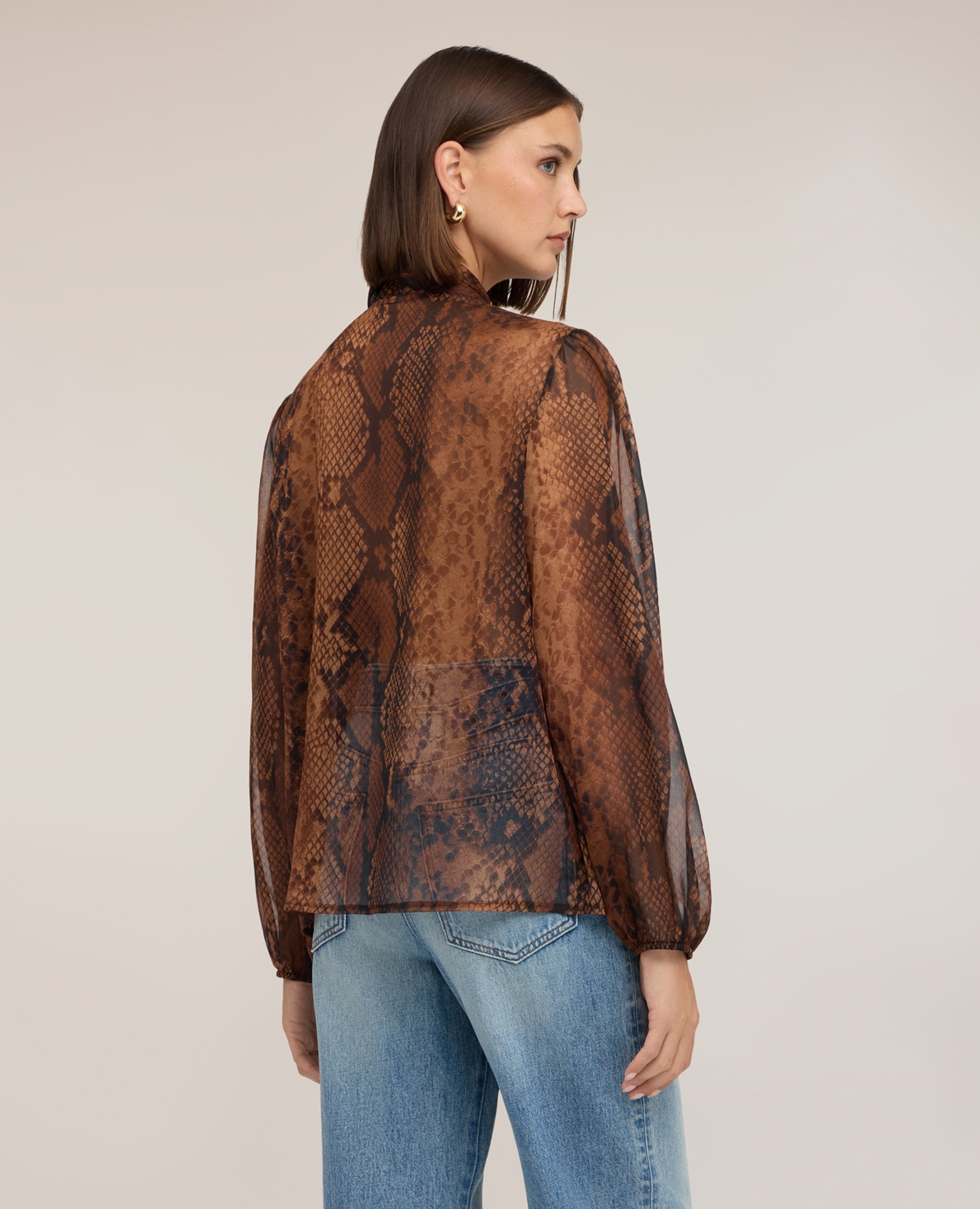 Blusa de mujer con lazo en georgette de estampado animal print mangas largas con elástico en el bajo - Motivi - Marrón Marrón-2