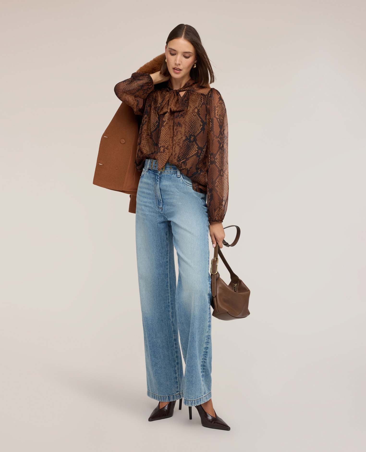 Blusa de mujer con lazo en georgette de estampado animal print mangas largas con elástico en el bajo - Motivi - Marrón Marrón-3
